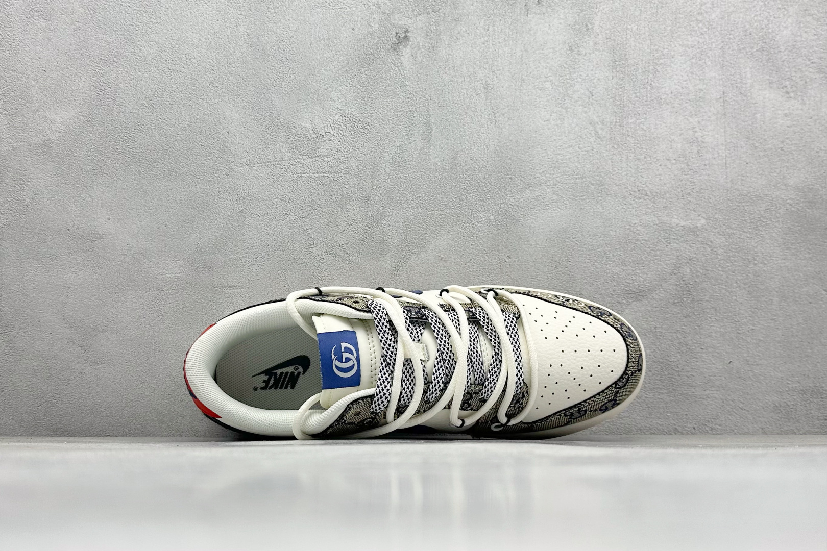 图片[3]-Nike SB Dunk Low x GUCCI 白灰蓝绑带 纯原大厂出品 极力推荐 原装头层材料 独家版型蒸餾加工 帶來的是更好的视觉和脚感体验 大厂纯原品质出货 清洁度 电绣工艺 皮料切割干净无任何毛边 细节完美 货号：SJ2068 317 尺码：36 36.5 37.5 38 38.5 39 40 40.5 41 42 42.5 43 44 44.5 45-选品中心