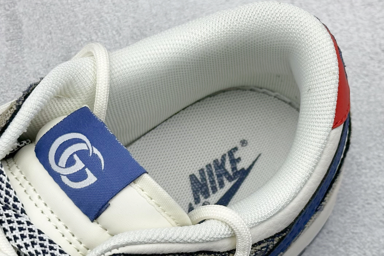 图片[8]-Nike SB Dunk Low x GUCCI 白灰蓝绑带 纯原大厂出品 极力推荐 原装头层材料 独家版型蒸餾加工 帶來的是更好的视觉和脚感体验 大厂纯原品质出货 清洁度 电绣工艺 皮料切割干净无任何毛边 细节完美 货号：SJ2068 317 尺码：36 36.5 37.5 38 38.5 39 40 40.5 41 42 42.5 43 44 44.5 45-选品中心