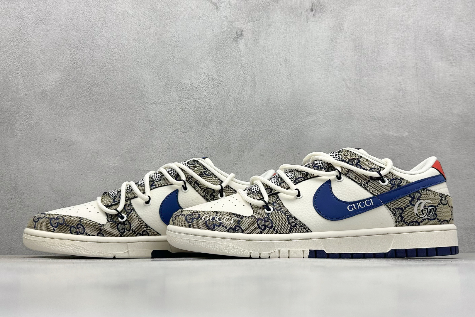 图片[5]-Nike SB Dunk Low x GUCCI 白灰蓝绑带 纯原大厂出品 极力推荐 原装头层材料 独家版型蒸餾加工 帶來的是更好的视觉和脚感体验 大厂纯原品质出货 清洁度 电绣工艺 皮料切割干净无任何毛边 细节完美 货号：SJ2068 317 尺码：36 36.5 37.5 38 38.5 39 40 40.5 41 42 42.5 43 44 44.5 45-选品中心