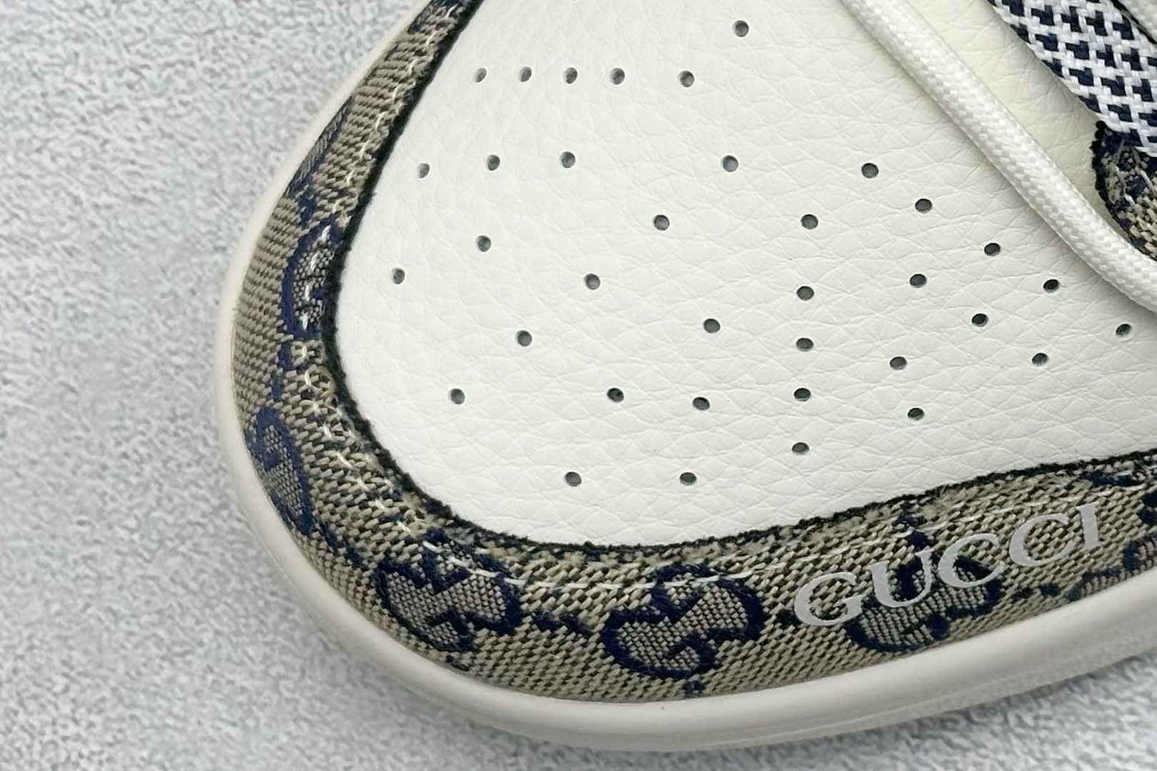 图片[7]-Nike SB Dunk Low x GUCCI 白灰蓝绑带 纯原大厂出品 极力推荐 原装头层材料 独家版型蒸餾加工 帶來的是更好的视觉和脚感体验 大厂纯原品质出货 清洁度 电绣工艺 皮料切割干净无任何毛边 细节完美 货号：SJ2068 317 尺码：36 36.5 37.5 38 38.5 39 40 40.5 41 42 42.5 43 44 44.5 45-选品中心