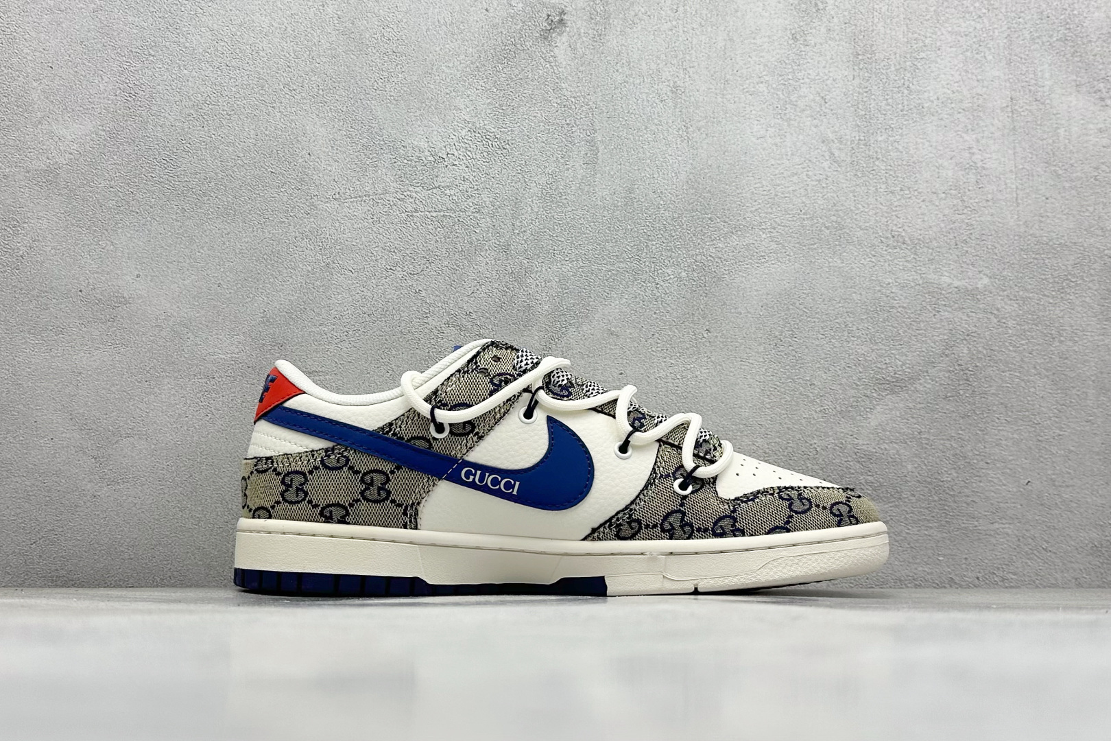 图片[2]-Nike SB Dunk Low x GUCCI 白灰蓝绑带 纯原大厂出品 极力推荐 原装头层材料 独家版型蒸餾加工 帶來的是更好的视觉和脚感体验 大厂纯原品质出货 清洁度 电绣工艺 皮料切割干净无任何毛边 细节完美 货号：SJ2068 317 尺码：36 36.5 37.5 38 38.5 39 40 40.5 41 42 42.5 43 44 44.5 45-选品中心