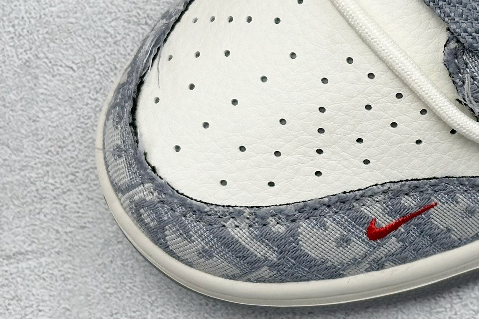 图片[7]-Nike SB Dunk Low x DIOR 白灰红小钩绑带 纯原大厂出品 极力推荐 原装头层材料 独家版型蒸餾加工 帶來的是更好的视觉和脚感体验 大厂纯原品质出货 清洁度 电绣工艺 皮料切割干净无任何毛边 细节完美 货号：SJ2068 316 尺码：36 36.5 37.5 38 38.5 39 40 40.5 41 42 42.5 43 44 44.5 45-选品中心