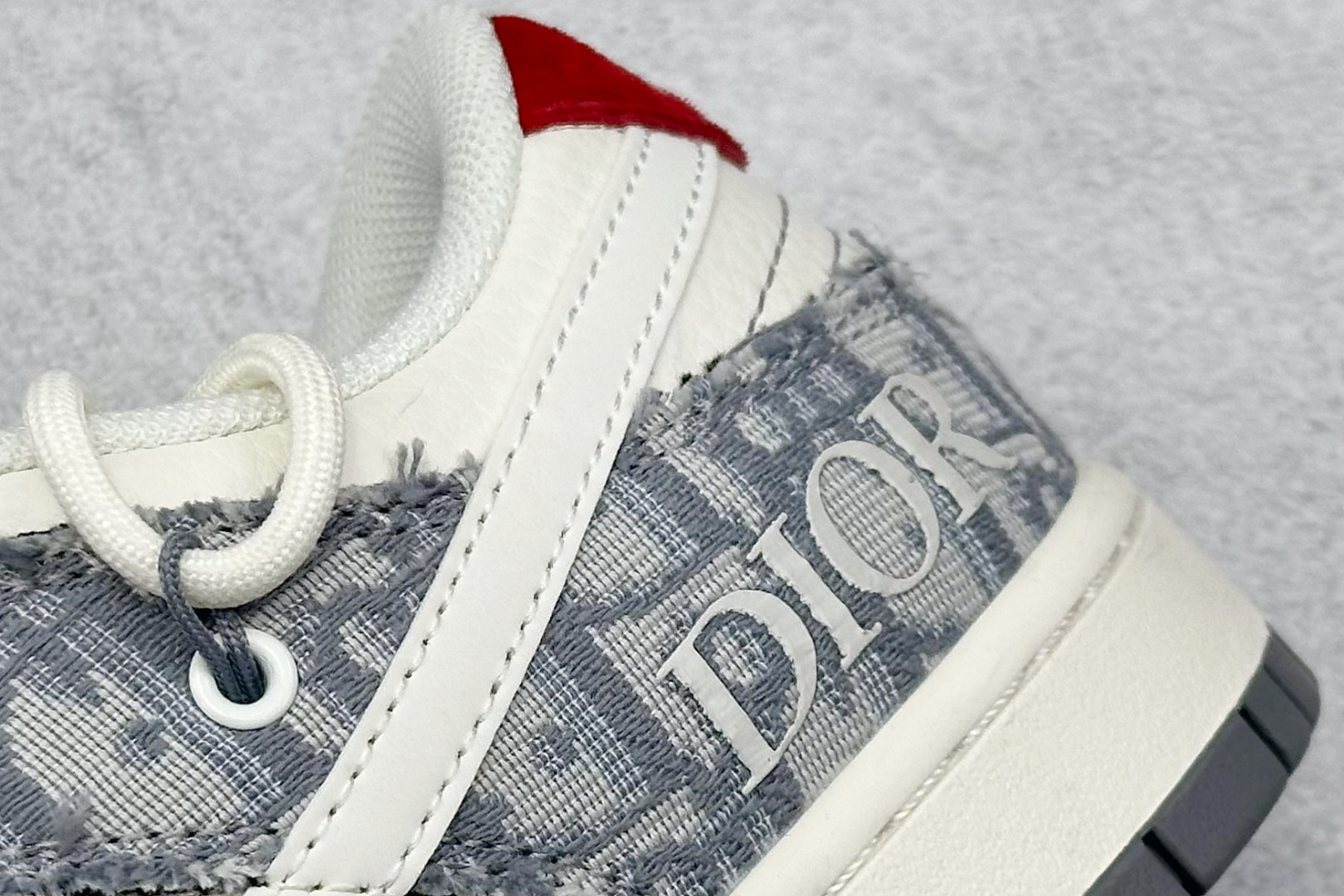 图片[9]-Nike SB Dunk Low x DIOR 白灰红小钩绑带 纯原大厂出品 极力推荐 原装头层材料 独家版型蒸餾加工 帶來的是更好的视觉和脚感体验 大厂纯原品质出货 清洁度 电绣工艺 皮料切割干净无任何毛边 细节完美 货号：SJ2068 316 尺码：36 36.5 37.5 38 38.5 39 40 40.5 41 42 42.5 43 44 44.5 45-选品中心