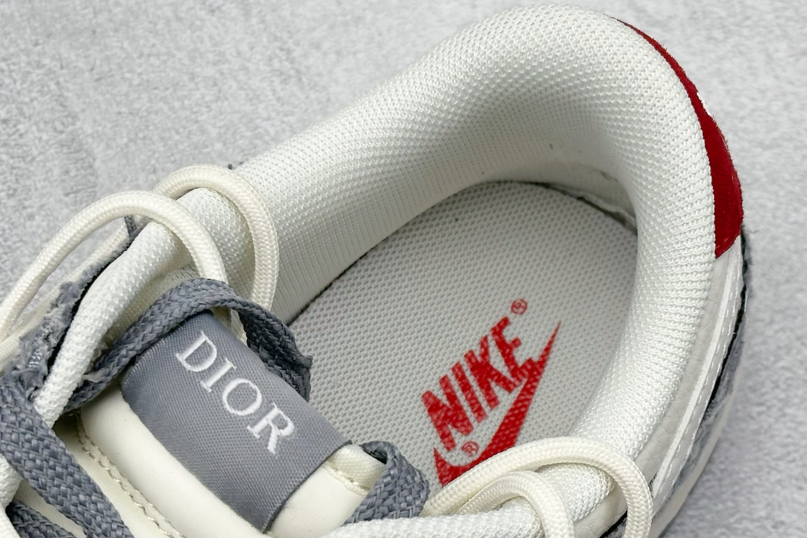 图片[8]-Nike SB Dunk Low x DIOR 白灰红小钩绑带 纯原大厂出品 极力推荐 原装头层材料 独家版型蒸餾加工 帶來的是更好的视觉和脚感体验 大厂纯原品质出货 清洁度 电绣工艺 皮料切割干净无任何毛边 细节完美 货号：SJ2068 316 尺码：36 36.5 37.5 38 38.5 39 40 40.5 41 42 42.5 43 44 44.5 45-选品中心