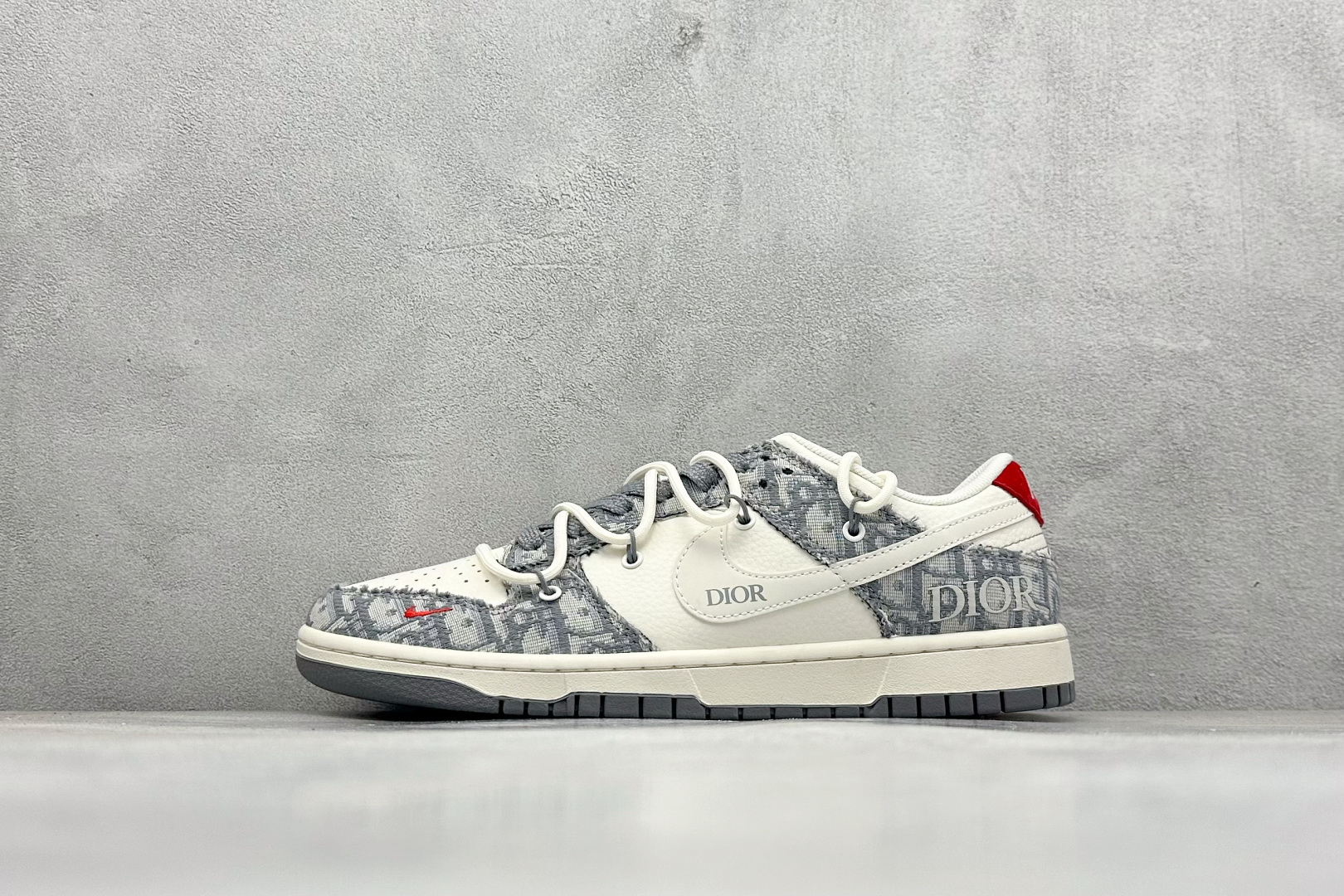 Nike SB Dunk Low x DIOR 白灰红小钩绑带 纯原大厂出品 极力推荐 原装头层材料 独家版型蒸餾加工 帶來的是更好的视觉和脚感体验 大厂纯原品质出货 清洁度 电绣工艺 皮料切割干净无任何毛边 细节完美 货号：SJ2068 316 尺码：36 36.5 37.5 38 38.5 39 40 40.5 41 42 42.5 43 44 44.5 45-选品中心