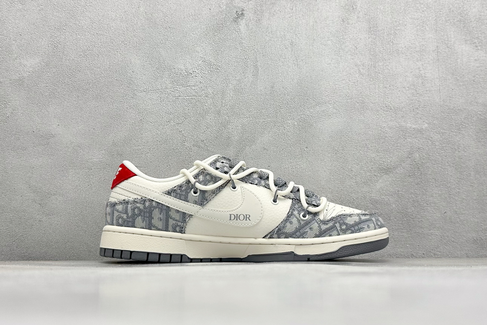 图片[2]-Nike SB Dunk Low x DIOR 白灰红小钩绑带 纯原大厂出品 极力推荐 原装头层材料 独家版型蒸餾加工 帶來的是更好的视觉和脚感体验 大厂纯原品质出货 清洁度 电绣工艺 皮料切割干净无任何毛边 细节完美 货号：SJ2068 316 尺码：36 36.5 37.5 38 38.5 39 40 40.5 41 42 42.5 43 44 44.5 45-选品中心