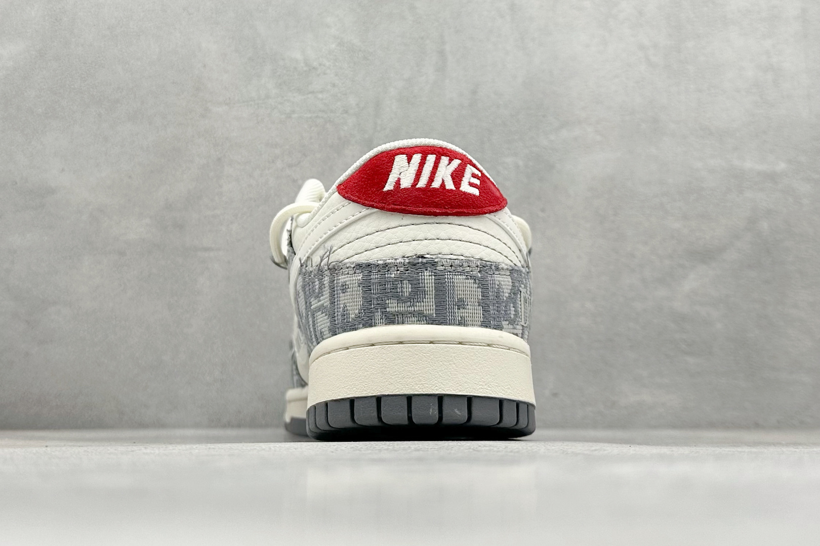 图片[6]-Nike SB Dunk Low x DIOR 白灰红小钩绑带 纯原大厂出品 极力推荐 原装头层材料 独家版型蒸餾加工 帶來的是更好的视觉和脚感体验 大厂纯原品质出货 清洁度 电绣工艺 皮料切割干净无任何毛边 细节完美 货号：SJ2068 316 尺码：36 36.5 37.5 38 38.5 39 40 40.5 41 42 42.5 43 44 44.5 45-选品中心