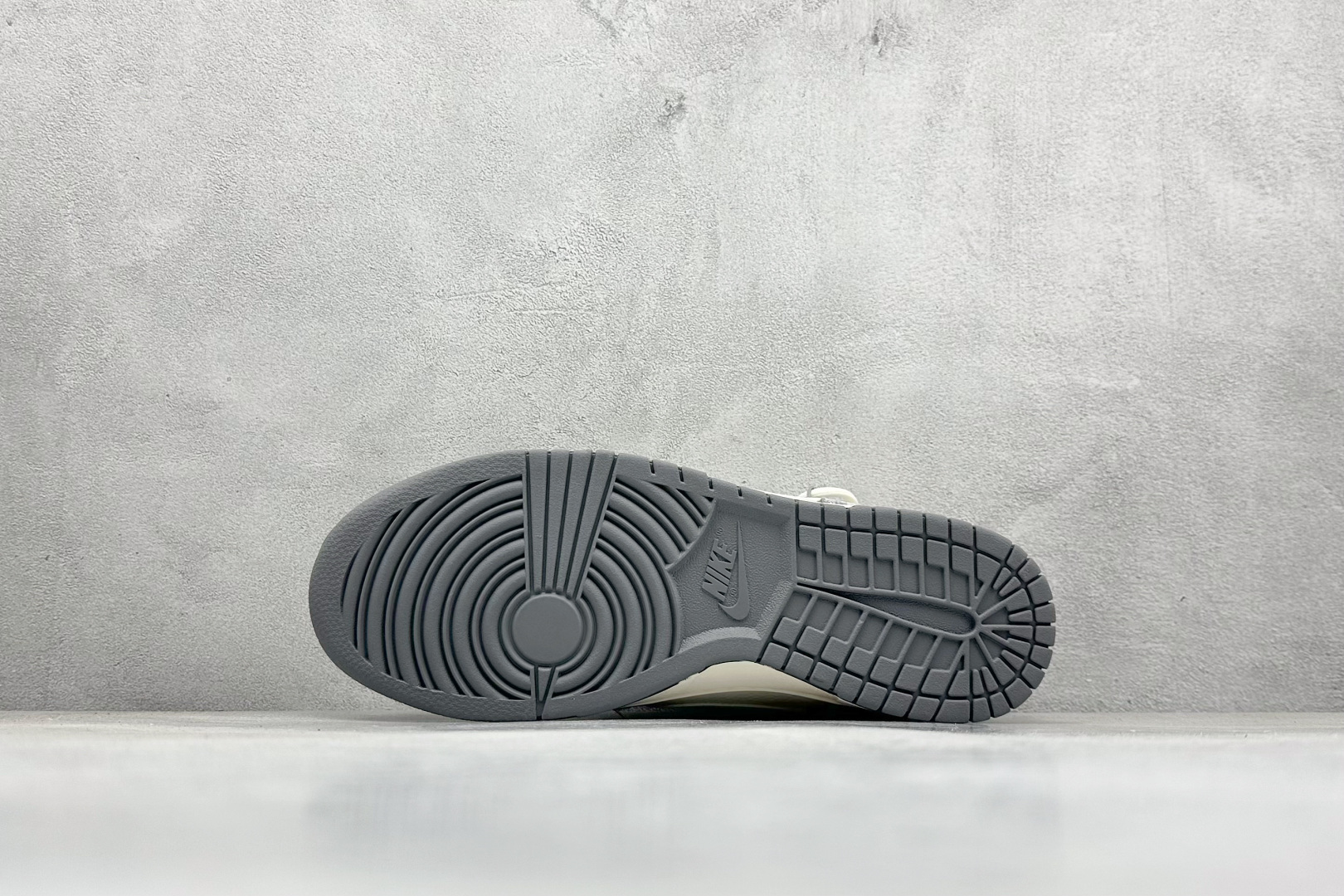 图片[4]-Nike SB Dunk Low x DIOR 白灰红小钩绑带 纯原大厂出品 极力推荐 原装头层材料 独家版型蒸餾加工 帶來的是更好的视觉和脚感体验 大厂纯原品质出货 清洁度 电绣工艺 皮料切割干净无任何毛边 细节完美 货号：SJ2068 316 尺码：36 36.5 37.5 38 38.5 39 40 40.5 41 42 42.5 43 44 44.5 45-选品中心