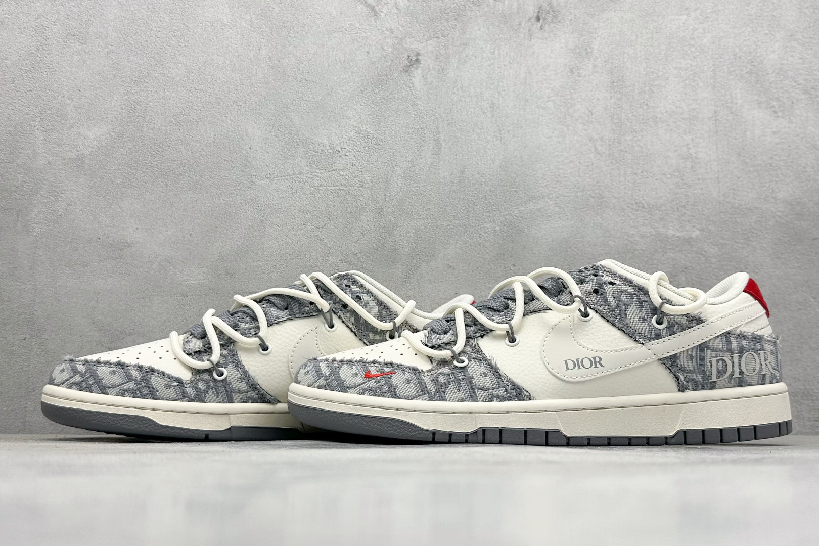 图片[5]-Nike SB Dunk Low x DIOR 白灰红小钩绑带 纯原大厂出品 极力推荐 原装头层材料 独家版型蒸餾加工 帶來的是更好的视觉和脚感体验 大厂纯原品质出货 清洁度 电绣工艺 皮料切割干净无任何毛边 细节完美 货号：SJ2068 316 尺码：36 36.5 37.5 38 38.5 39 40 40.5 41 42 42.5 43 44 44.5 45-选品中心