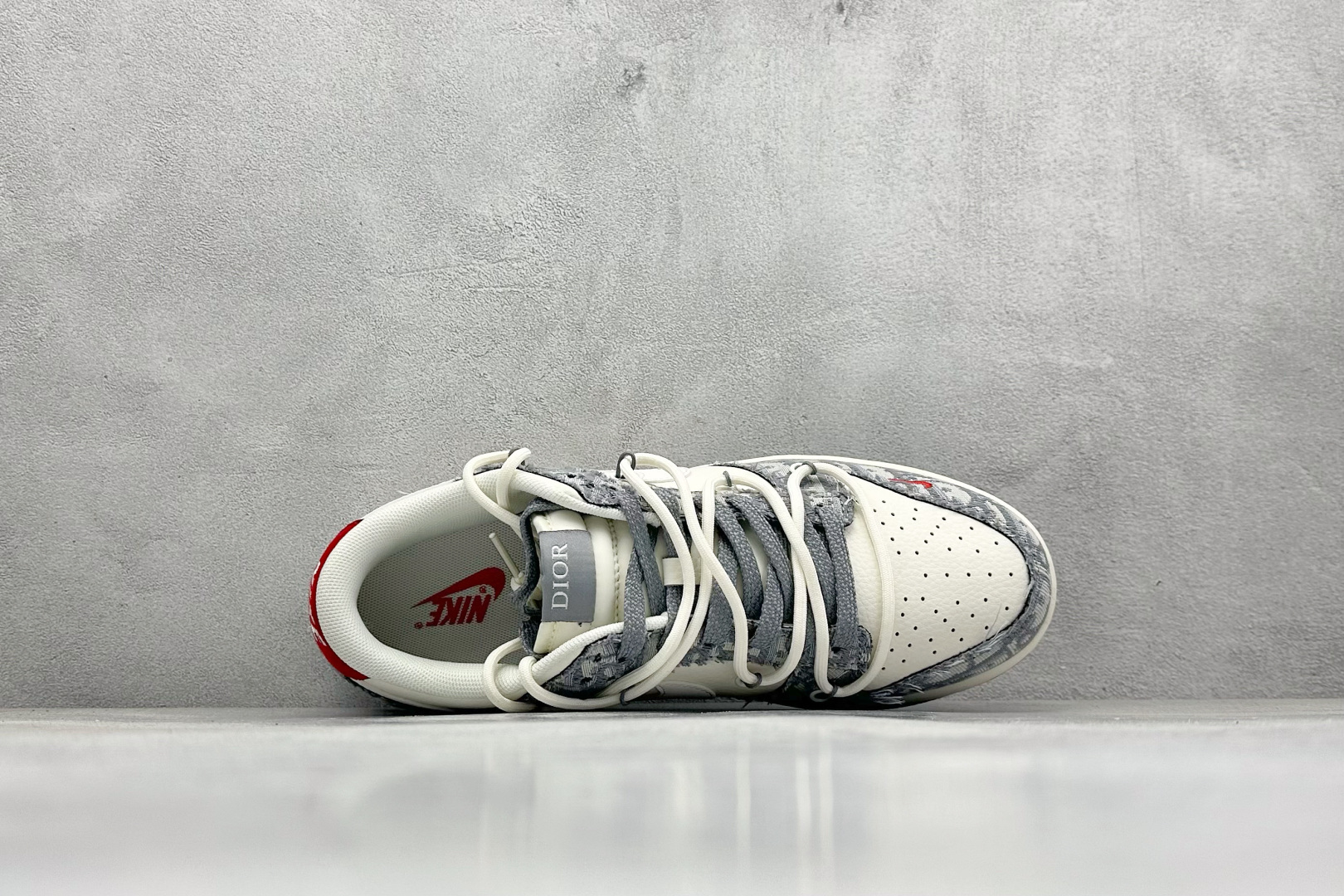 图片[3]-Nike SB Dunk Low x DIOR 白灰红小钩绑带 纯原大厂出品 极力推荐 原装头层材料 独家版型蒸餾加工 帶來的是更好的视觉和脚感体验 大厂纯原品质出货 清洁度 电绣工艺 皮料切割干净无任何毛边 细节完美 货号：SJ2068 316 尺码：36 36.5 37.5 38 38.5 39 40 40.5 41 42 42.5 43 44 44.5 45-选品中心