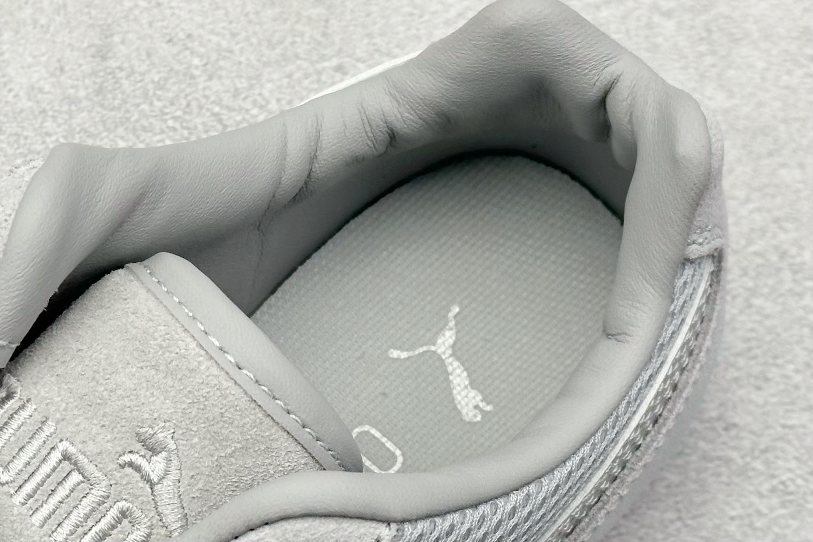 图片[8]-HY性价比Puma Speedcet OG 彪马低帮复古运动休闲赛车跑鞋 以趣味十足又前卫复古的设计引领潮流，将赛道精神融入街头时尚，开启前卫竞速之旅。融入经典配色，主打前卫复古风。鞋款的鞋侧以复古的流线造型，缀以经典Logo，巧妙吸睛；麂皮+网眼融合舒适鞋面，赋予了独特的个性美学，演绎赛车的无尽能量。 货号：403902-02 尺码：36-45-选品中心