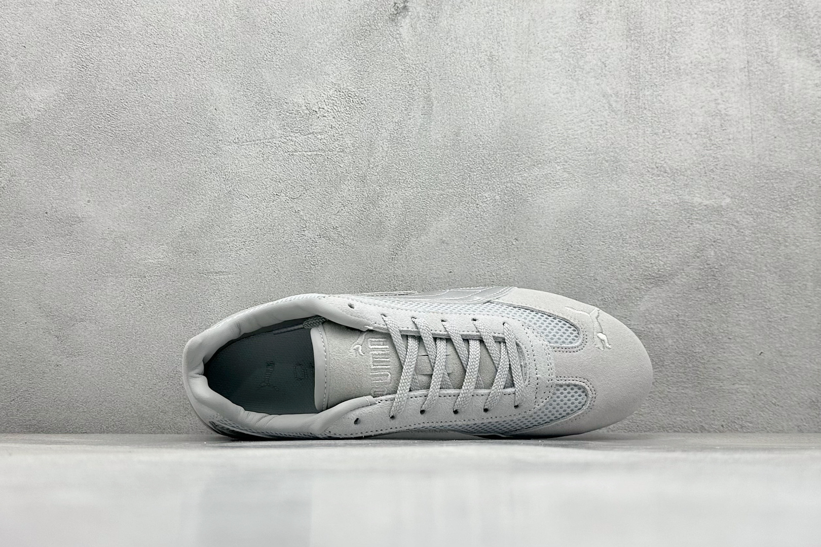 图片[3]-HY性价比Puma Speedcet OG 彪马低帮复古运动休闲赛车跑鞋 以趣味十足又前卫复古的设计引领潮流，将赛道精神融入街头时尚，开启前卫竞速之旅。融入经典配色，主打前卫复古风。鞋款的鞋侧以复古的流线造型，缀以经典Logo，巧妙吸睛；麂皮+网眼融合舒适鞋面，赋予了独特的个性美学，演绎赛车的无尽能量。 货号：403902-02 尺码：36-45-选品中心