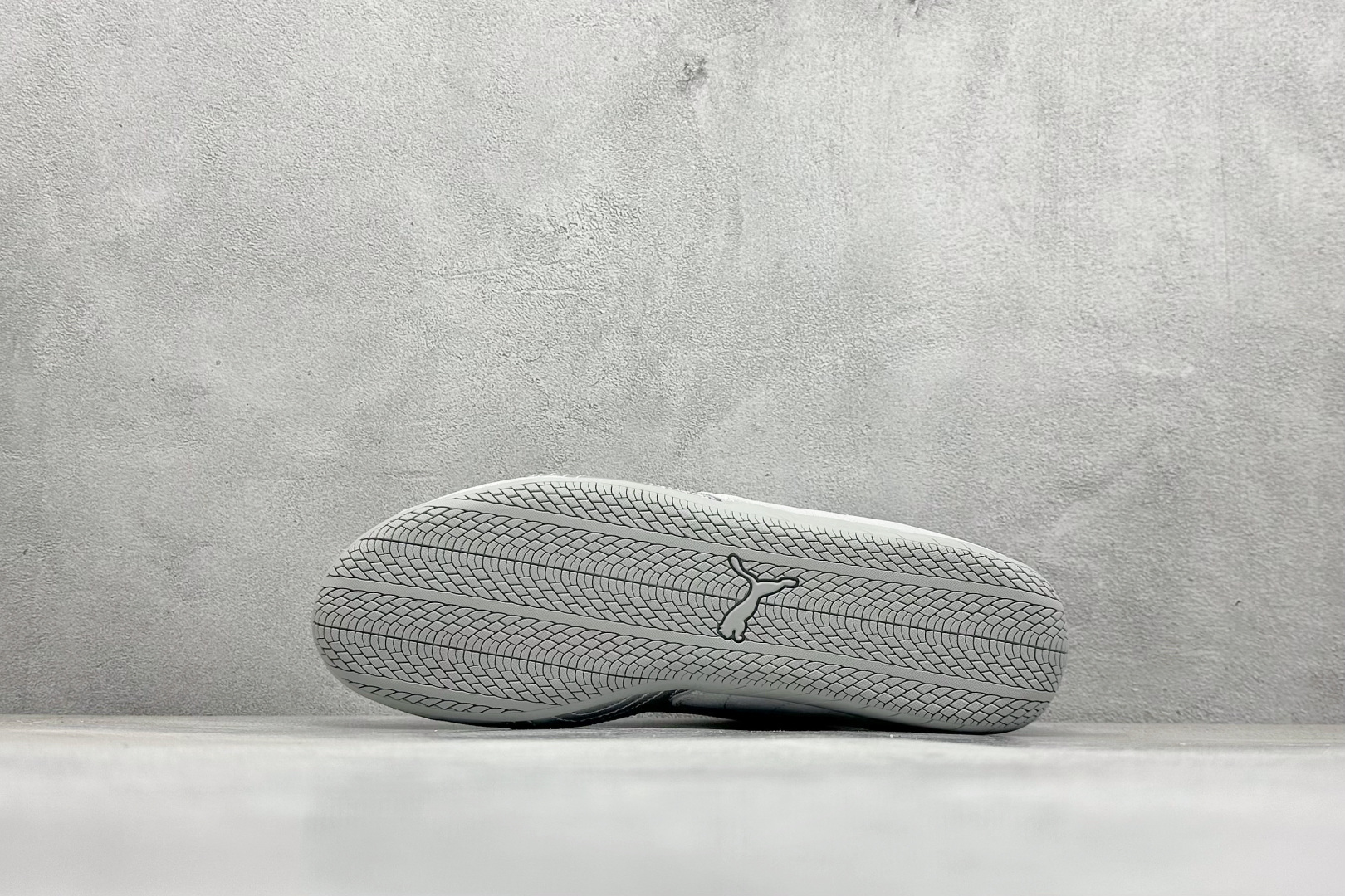 图片[4]-HY性价比Puma Speedcet OG 彪马低帮复古运动休闲赛车跑鞋 以趣味十足又前卫复古的设计引领潮流，将赛道精神融入街头时尚，开启前卫竞速之旅。融入经典配色，主打前卫复古风。鞋款的鞋侧以复古的流线造型，缀以经典Logo，巧妙吸睛；麂皮+网眼融合舒适鞋面，赋予了独特的个性美学，演绎赛车的无尽能量。 货号：403902-02 尺码：36-45-选品中心