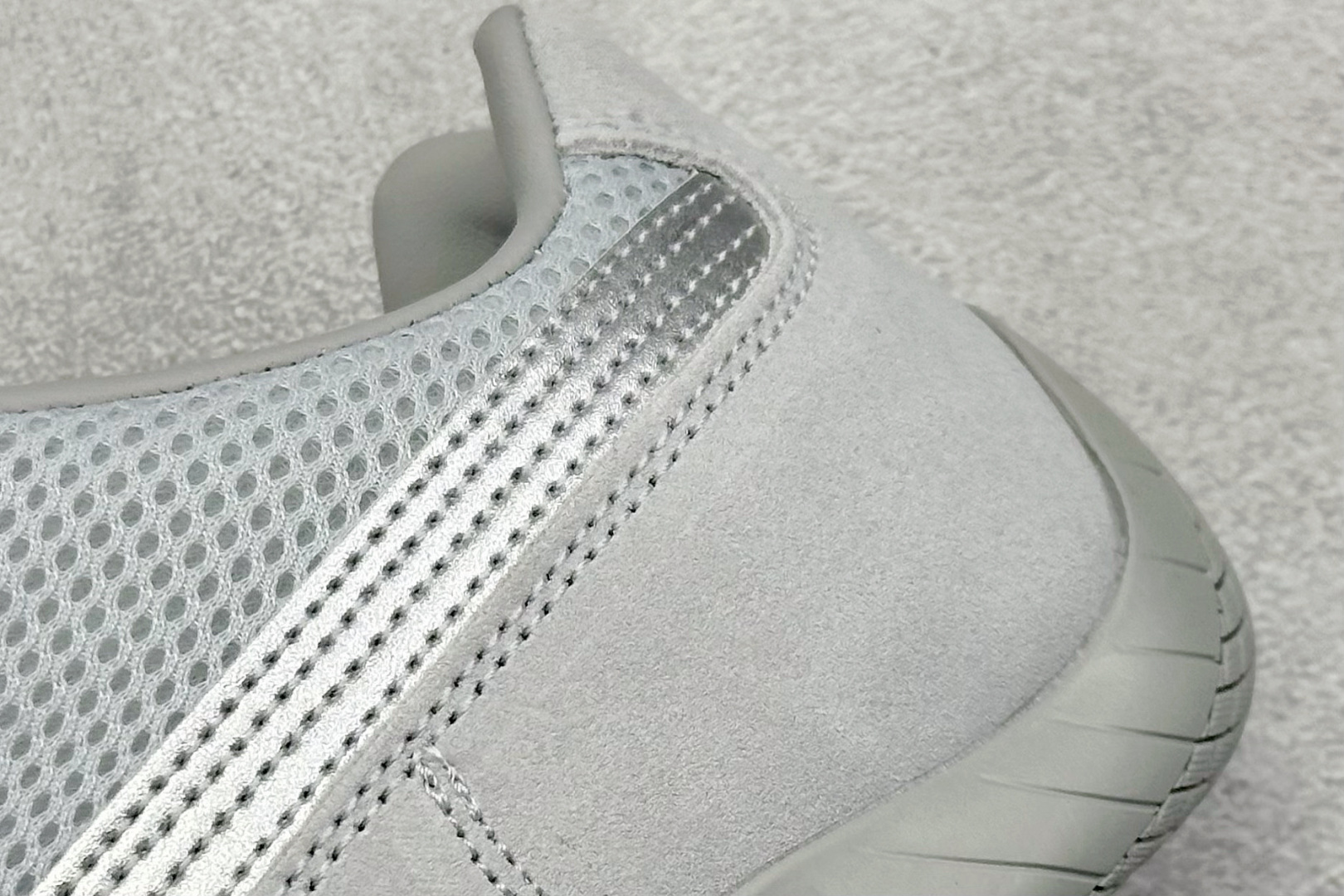 图片[9]-HY性价比Puma Speedcet OG 彪马低帮复古运动休闲赛车跑鞋 以趣味十足又前卫复古的设计引领潮流，将赛道精神融入街头时尚，开启前卫竞速之旅。融入经典配色，主打前卫复古风。鞋款的鞋侧以复古的流线造型，缀以经典Logo，巧妙吸睛；麂皮+网眼融合舒适鞋面，赋予了独特的个性美学，演绎赛车的无尽能量。 货号：403902-02 尺码：36-45-选品中心