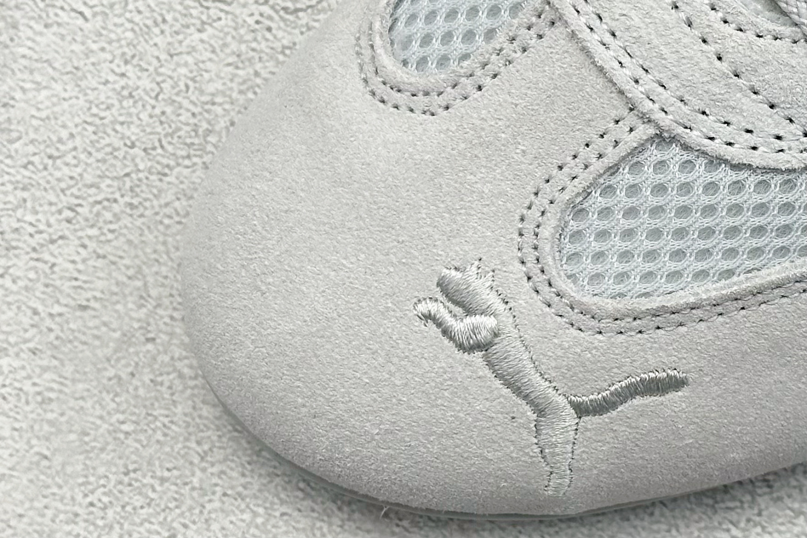 图片[7]-HY性价比Puma Speedcet OG 彪马低帮复古运动休闲赛车跑鞋 以趣味十足又前卫复古的设计引领潮流，将赛道精神融入街头时尚，开启前卫竞速之旅。融入经典配色，主打前卫复古风。鞋款的鞋侧以复古的流线造型，缀以经典Logo，巧妙吸睛；麂皮+网眼融合舒适鞋面，赋予了独特的个性美学，演绎赛车的无尽能量。 货号：403902-02 尺码：36-45-选品中心