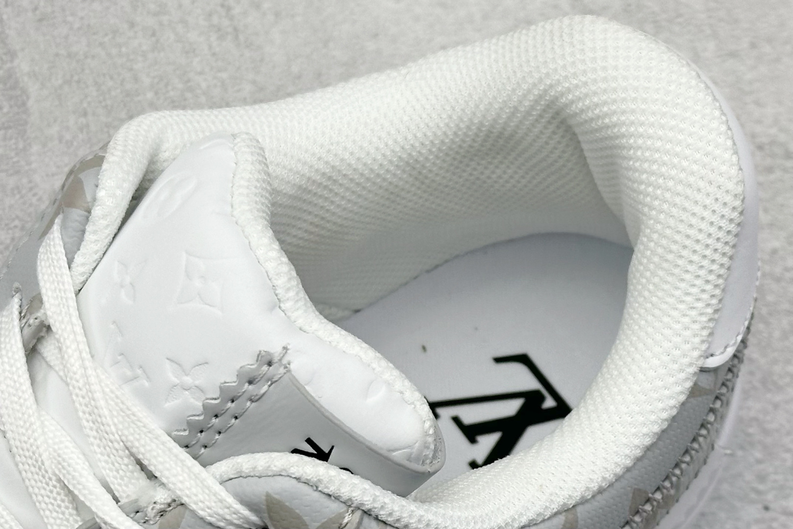 图片[8]-YH版 LV x Air Force 1 Low 联名印花 原楦头原纸板 打造纯正空军版型 #专注外贸渠道 全掌内置蜂窝气垫 #原盒配件 原厂中底钢印、拉帮完美 官方同步上架 货号：MS0232 尺码：40-46-选品中心