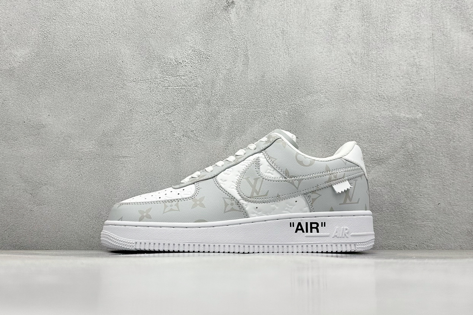YH版 LV x Air Force 1 Low 联名印花 原楦头原纸板 打造纯正空军版型 #专注外贸渠道 全掌内置蜂窝气垫 #原盒配件 原厂中底钢印、拉帮完美 官方同步上架 货号：MS0232 尺码：40-46-选品中心