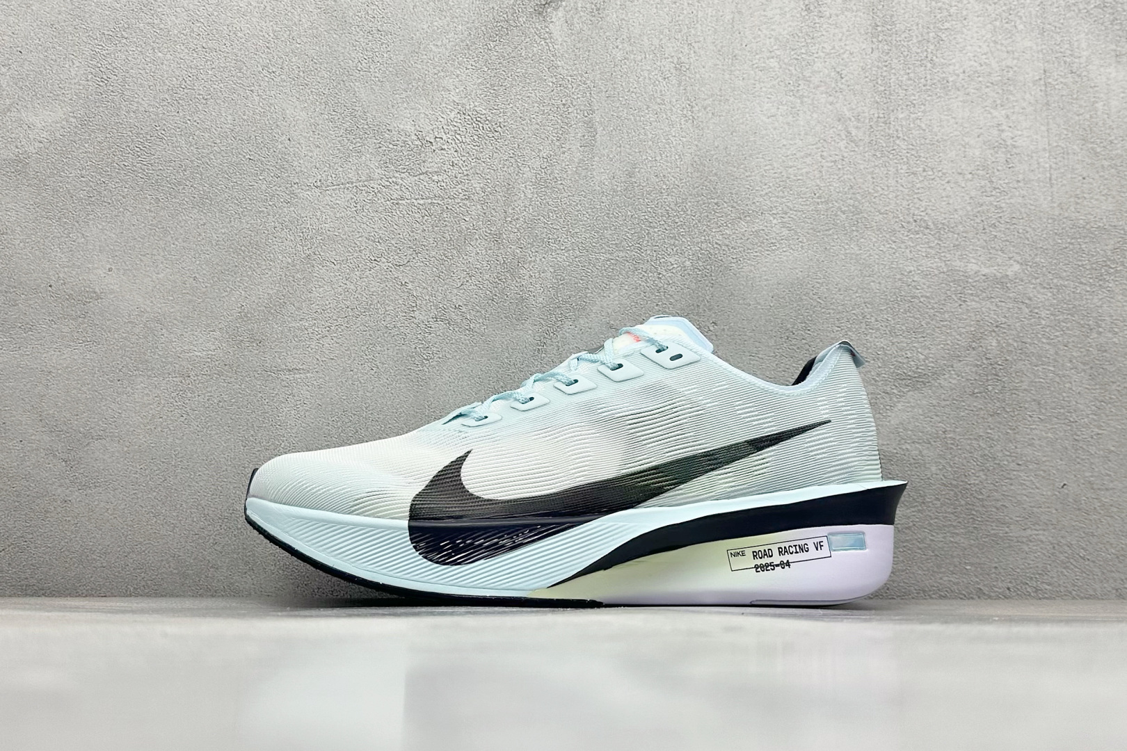 260 F版Nike ZoomX Vaporfly NEXT% 4 马拉松系列公路竞速超轻缓震跑步鞋 HF6412-400