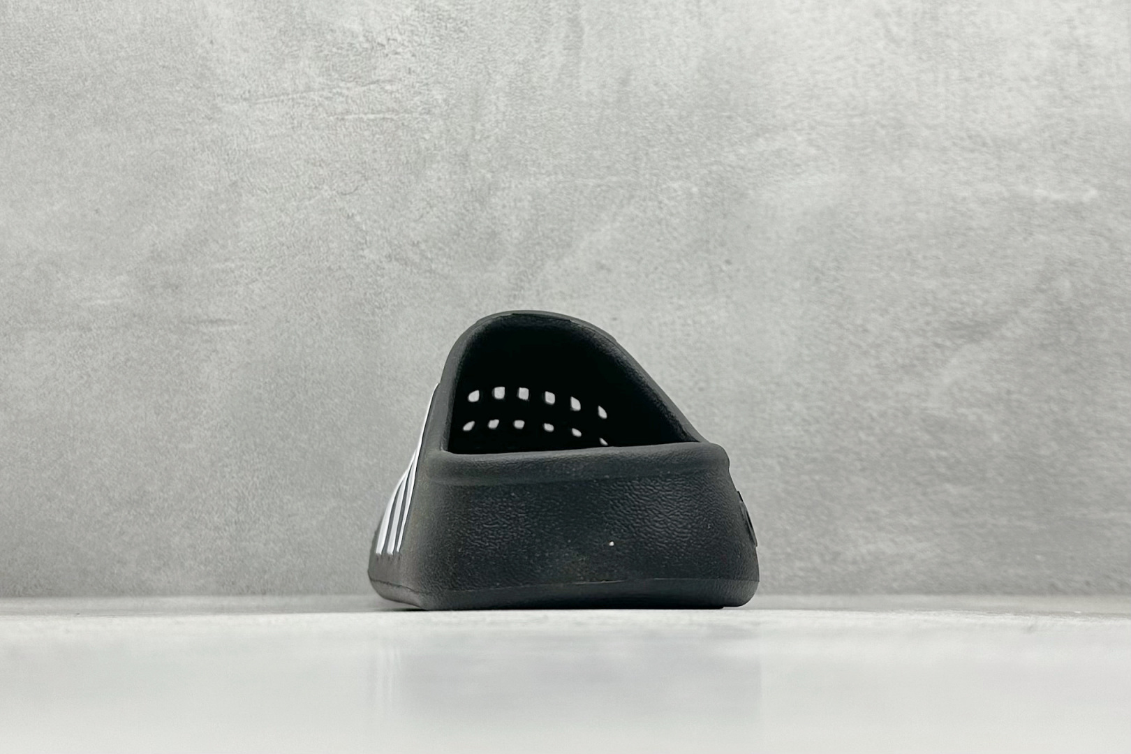 90  YH版AD Adilette Clogs 外穿一体成型防滑运动拖鞋  GZ5886