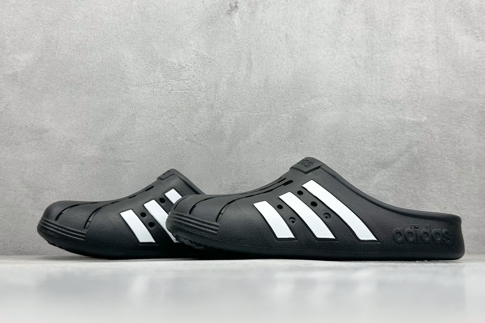 90  YH版AD Adilette Clogs 外穿一体成型防滑运动拖鞋  GZ5886