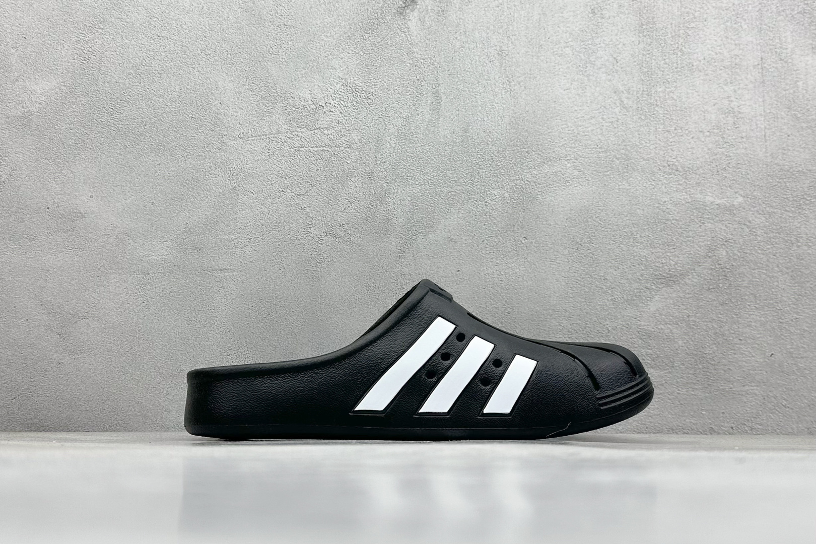 90  YH版AD Adilette Clogs 外穿一体成型防滑运动拖鞋  GZ5886