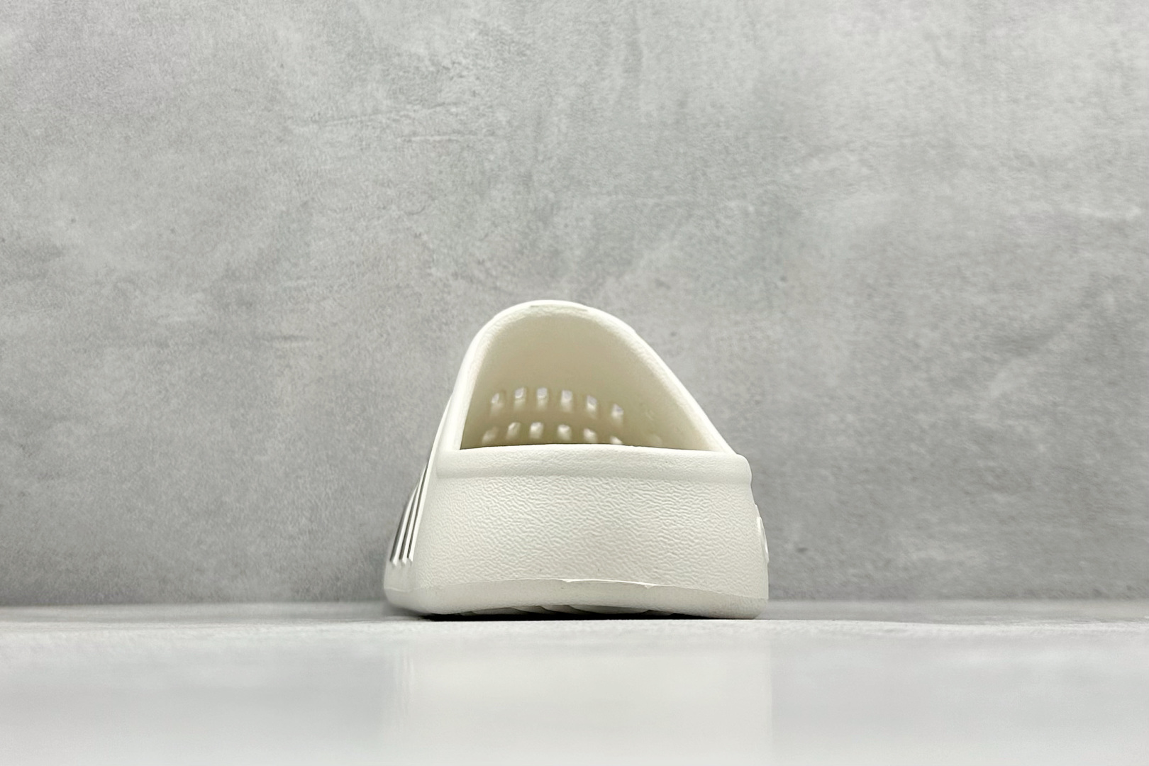 90  YH版AD Adilette Clogs 外穿一体成型防滑运动拖鞋 JH9849