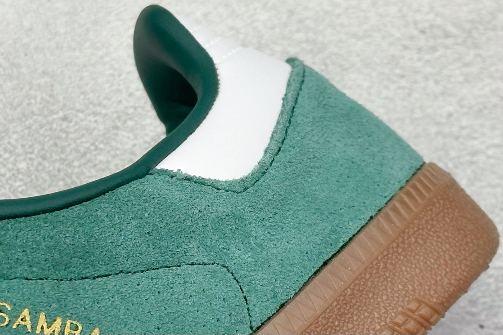 图片[9]-YH长青福利  AD Original Samba OG 复古经典轻便板鞋 带有装饰的超锁缝制和无缝的手感 柔软、柔软的皮革造型和标志性的3条纹完成了精致的外观 正规合身鞋带 鞋面上有绒面鞋垫 橡胶鞋底 享受正畸套筒软感 自50年代首次亮相以来就一直在赢得粉丝的青睐！ 货号：HP7902-选品中心