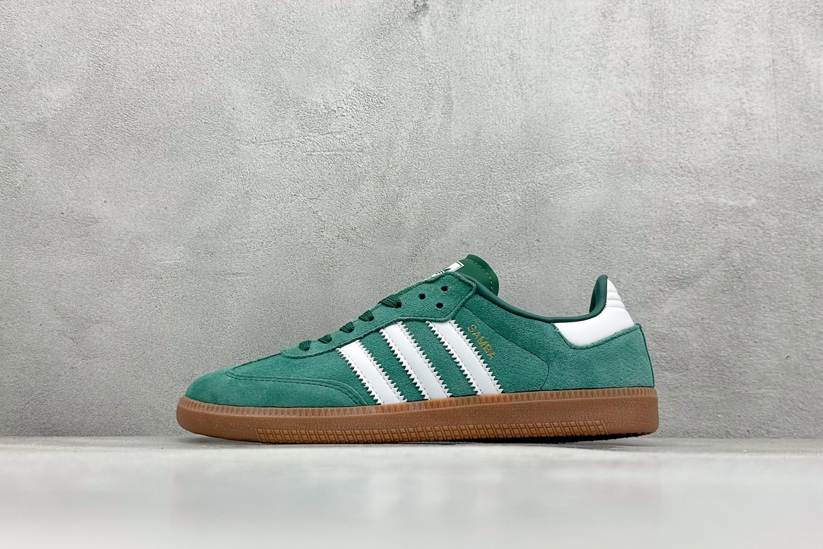 YH长青福利  AD Original Samba OG 复古经典轻便板鞋 带有装饰的超锁缝制和无缝的手感 柔软、柔软的皮革造型和标志性的3条纹完成了精致的外观 正规合身鞋带 鞋面上有绒面鞋垫 橡胶鞋底 享受正畸套筒软感 自50年代首次亮相以来就一直在赢得粉丝的青睐！ 货号：HP7902-选品中心