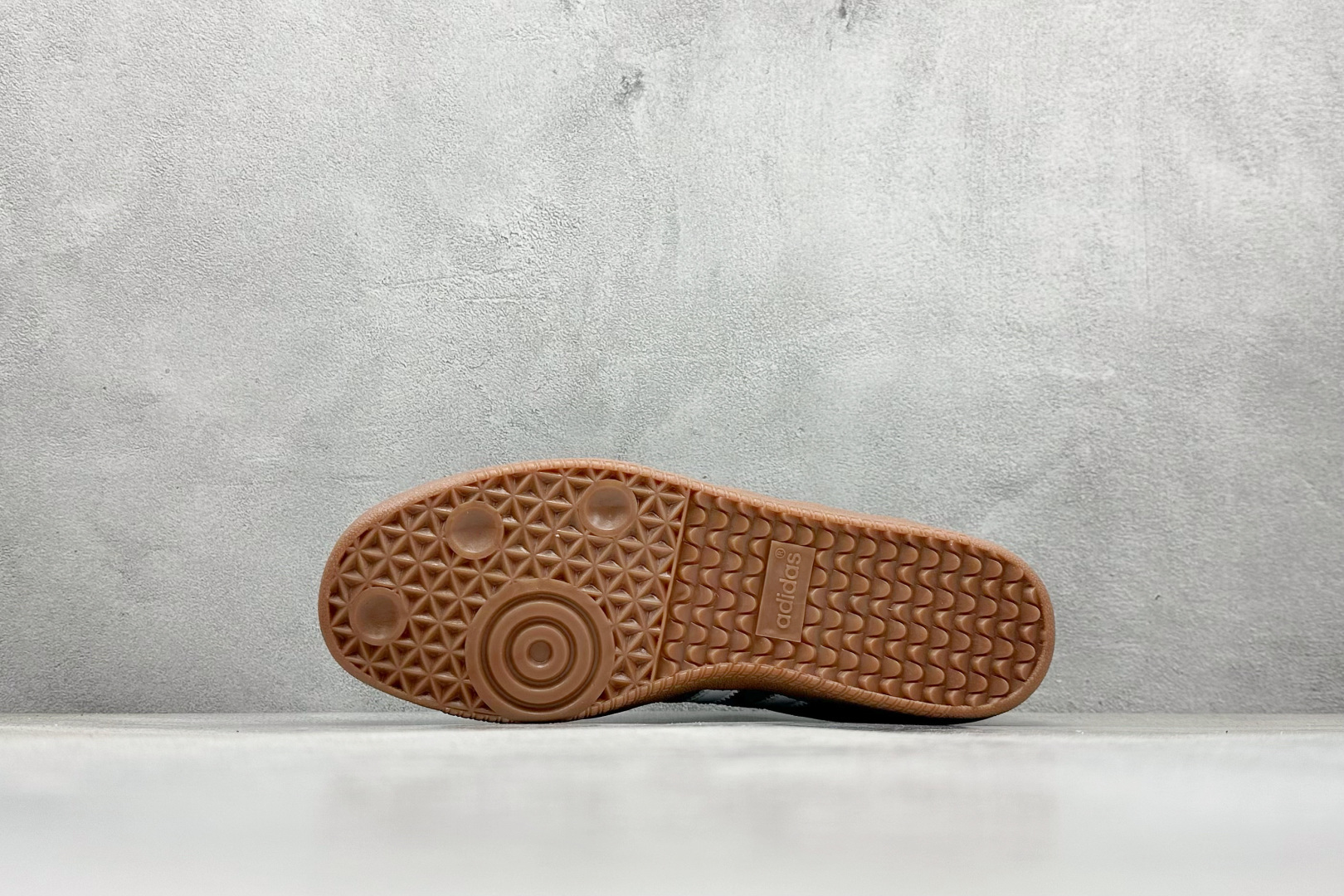 图片[4]-YH长青福利  AD Original Samba OG 复古经典轻便板鞋 带有装饰的超锁缝制和无缝的手感 柔软、柔软的皮革造型和标志性的3条纹完成了精致的外观 正规合身鞋带 鞋面上有绒面鞋垫 橡胶鞋底 享受正畸套筒软感 自50年代首次亮相以来就一直在赢得粉丝的青睐！ 货号：HP7902-选品中心