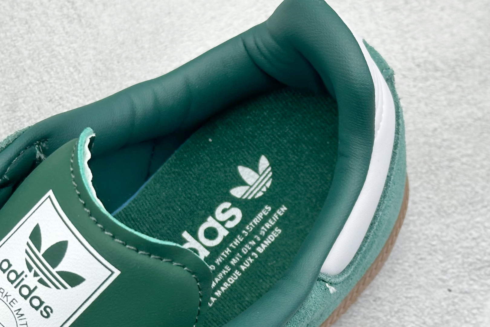 图片[8]-YH长青福利  AD Original Samba OG 复古经典轻便板鞋 带有装饰的超锁缝制和无缝的手感 柔软、柔软的皮革造型和标志性的3条纹完成了精致的外观 正规合身鞋带 鞋面上有绒面鞋垫 橡胶鞋底 享受正畸套筒软感 自50年代首次亮相以来就一直在赢得粉丝的青睐！ 货号：HP7902-选品中心