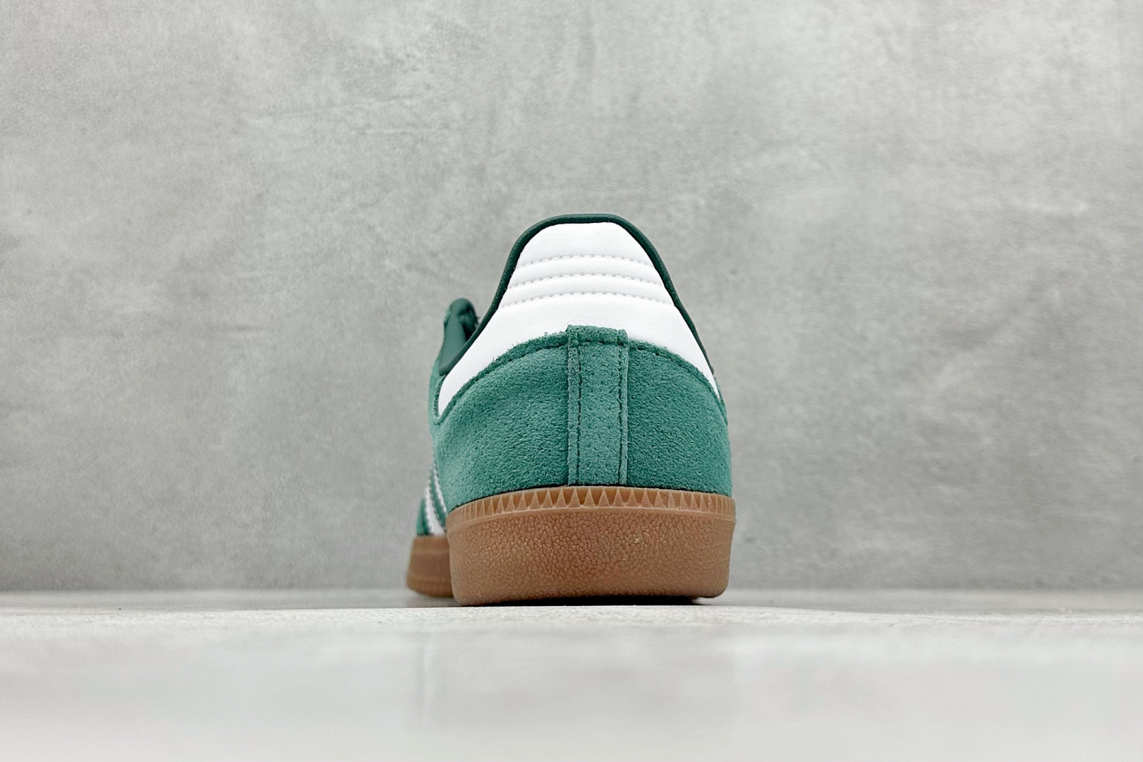 图片[6]-YH长青福利  AD Original Samba OG 复古经典轻便板鞋 带有装饰的超锁缝制和无缝的手感 柔软、柔软的皮革造型和标志性的3条纹完成了精致的外观 正规合身鞋带 鞋面上有绒面鞋垫 橡胶鞋底 享受正畸套筒软感 自50年代首次亮相以来就一直在赢得粉丝的青睐！ 货号：HP7902-选品中心