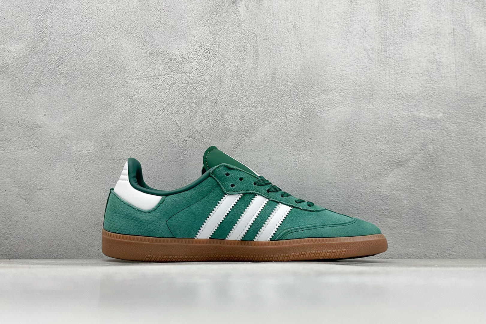 图片[2]-YH长青福利  AD Original Samba OG 复古经典轻便板鞋 带有装饰的超锁缝制和无缝的手感 柔软、柔软的皮革造型和标志性的3条纹完成了精致的外观 正规合身鞋带 鞋面上有绒面鞋垫 橡胶鞋底 享受正畸套筒软感 自50年代首次亮相以来就一直在赢得粉丝的青睐！ 货号：HP7902-选品中心