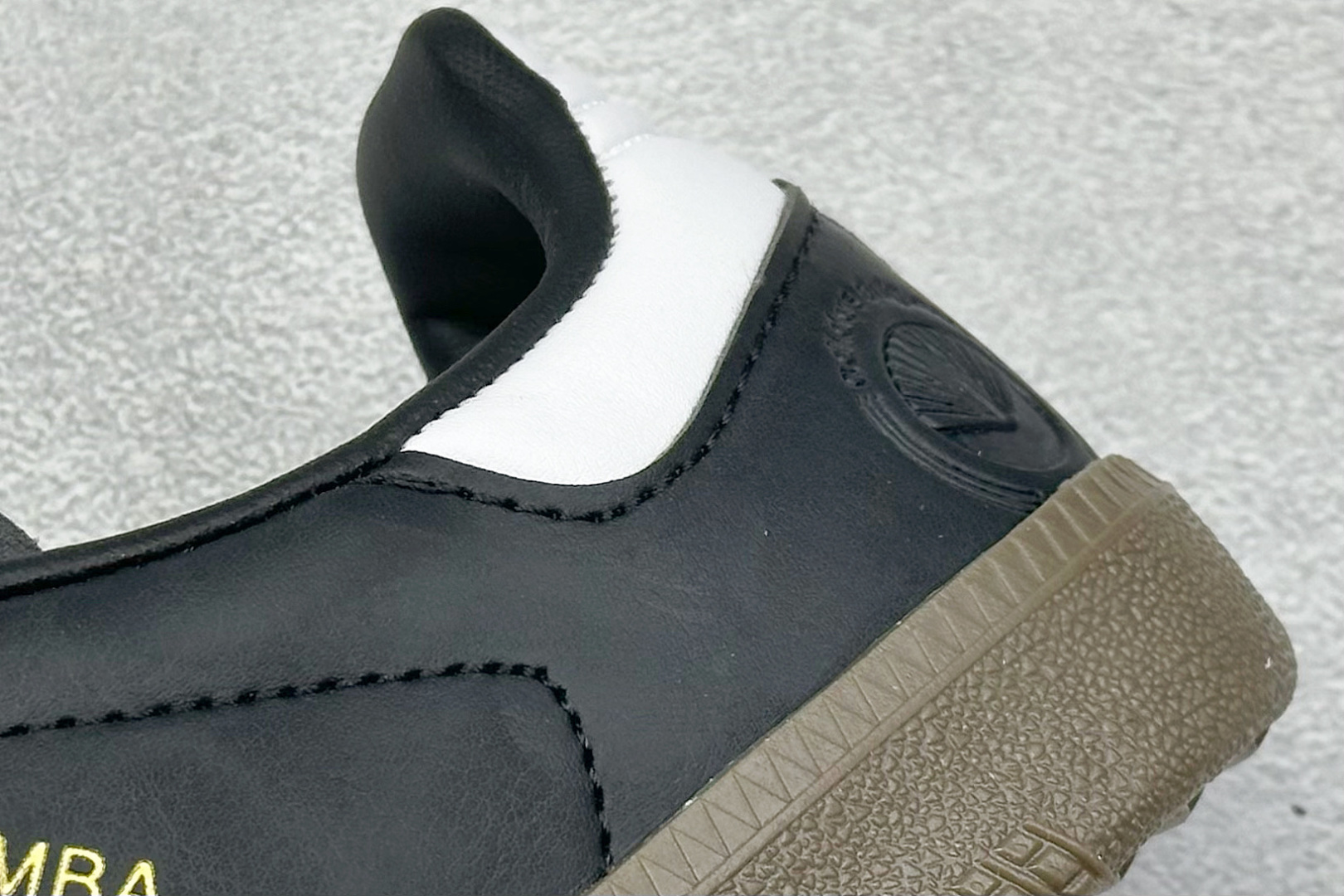 图片[9]-YH长青福利  AD Original Samba OG 复古经典轻便板鞋 带有装饰的超锁缝制和无缝的手感 柔软、柔软的皮革造型和标志性的3条纹完成了精致的外观 正规合身鞋带 鞋面上有绒面鞋垫 橡胶鞋底 享受正畸套筒软感 自50年代首次亮相以来就一直在赢得粉丝的青睐！ 货号：FX9042-选品中心