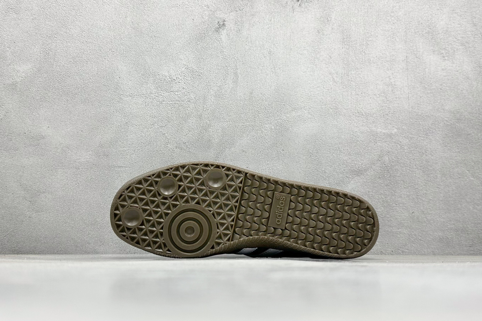 图片[4]-YH长青福利  AD Original Samba OG 复古经典轻便板鞋 带有装饰的超锁缝制和无缝的手感 柔软、柔软的皮革造型和标志性的3条纹完成了精致的外观 正规合身鞋带 鞋面上有绒面鞋垫 橡胶鞋底 享受正畸套筒软感 自50年代首次亮相以来就一直在赢得粉丝的青睐！ 货号：FX9042-选品中心