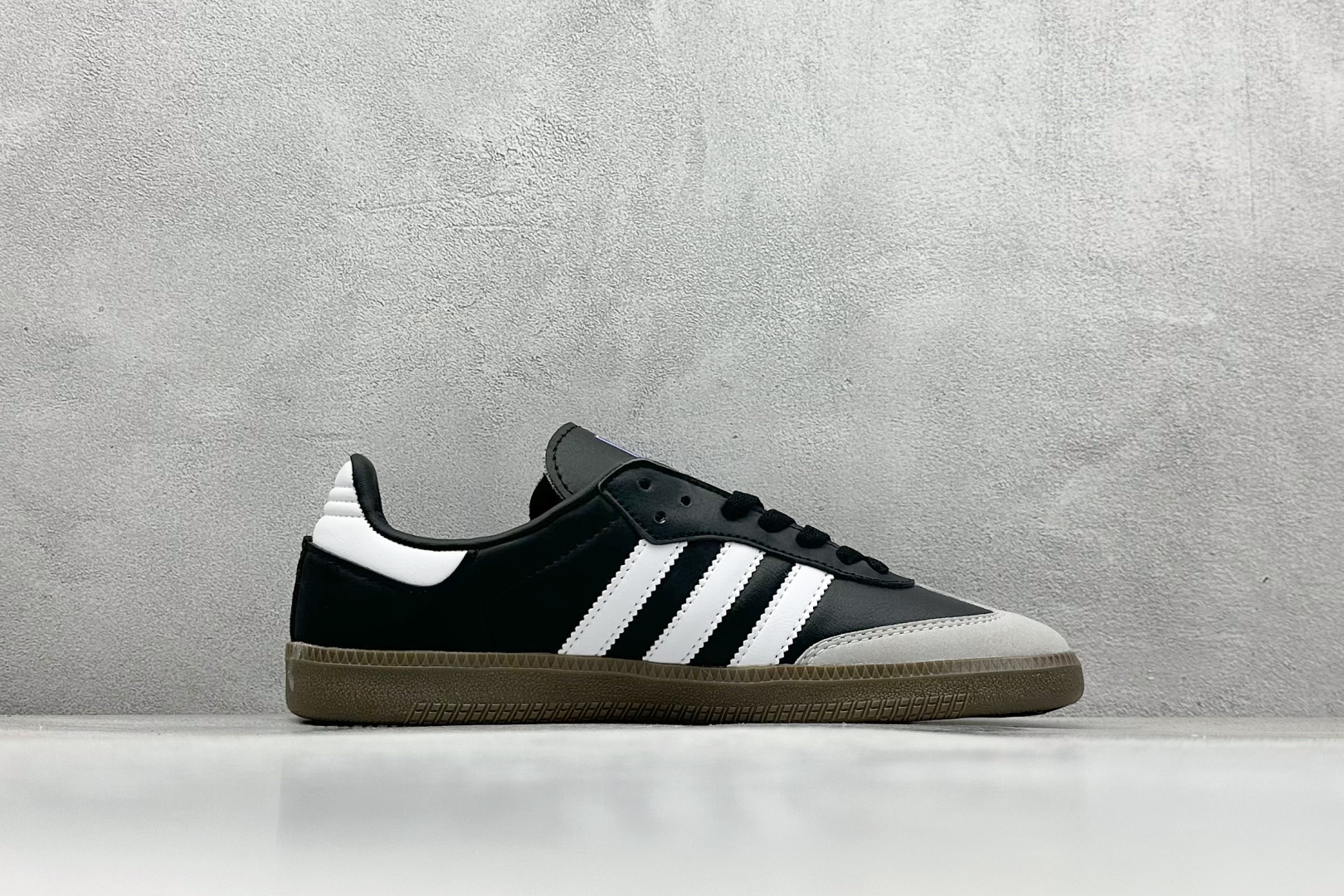 图片[2]-YH长青福利  AD Original Samba OG 复古经典轻便板鞋 带有装饰的超锁缝制和无缝的手感 柔软、柔软的皮革造型和标志性的3条纹完成了精致的外观 正规合身鞋带 鞋面上有绒面鞋垫 橡胶鞋底 享受正畸套筒软感 自50年代首次亮相以来就一直在赢得粉丝的青睐！ 货号：FX9042-选品中心