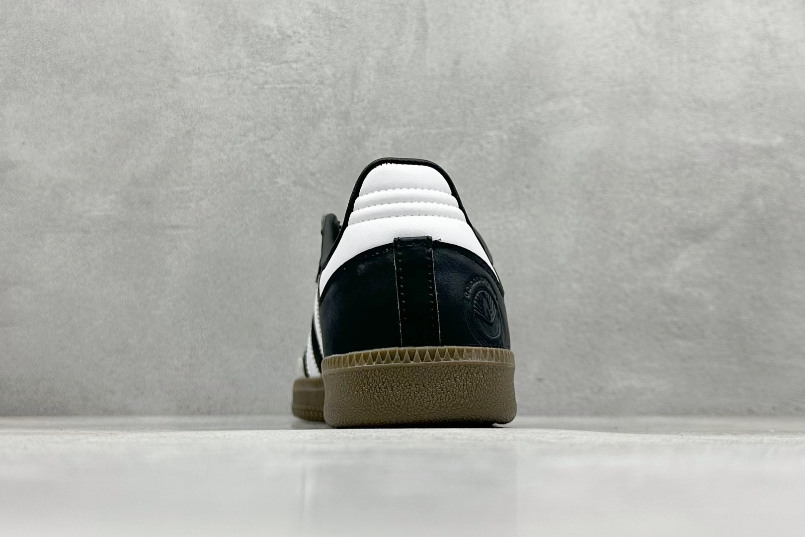 图片[6]-YH长青福利  AD Original Samba OG 复古经典轻便板鞋 带有装饰的超锁缝制和无缝的手感 柔软、柔软的皮革造型和标志性的3条纹完成了精致的外观 正规合身鞋带 鞋面上有绒面鞋垫 橡胶鞋底 享受正畸套筒软感 自50年代首次亮相以来就一直在赢得粉丝的青睐！ 货号：FX9042-选品中心