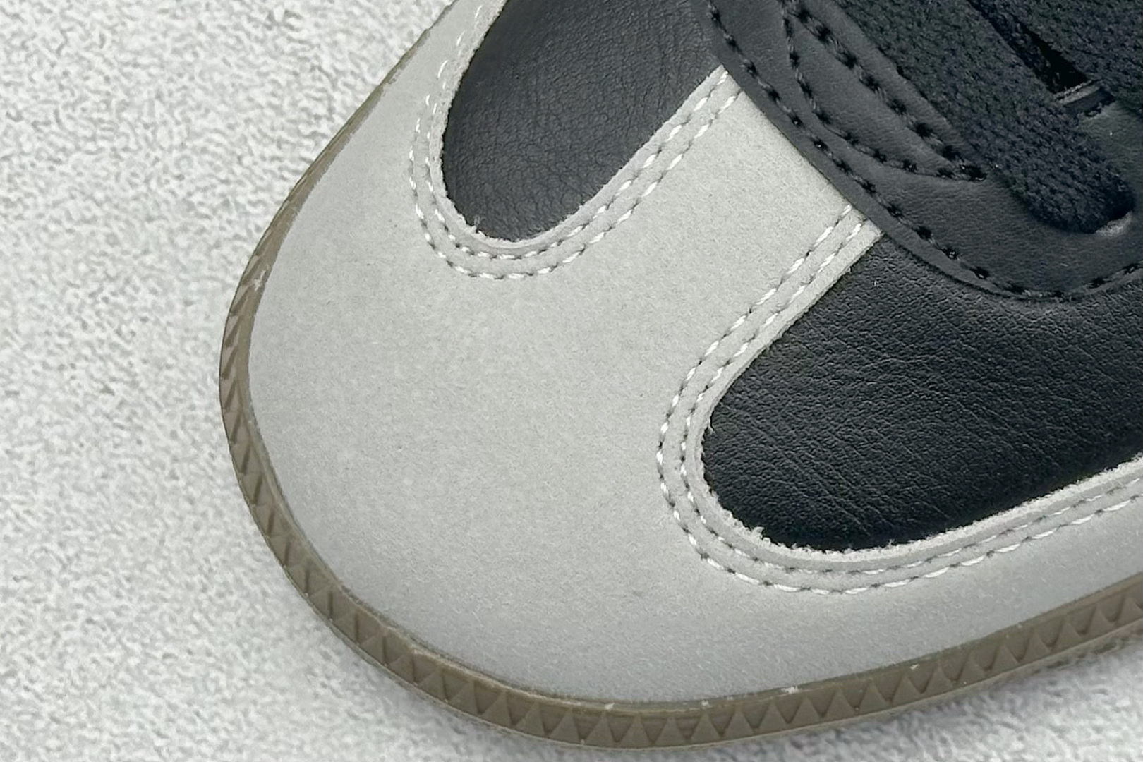 图片[7]-YH长青福利  AD Original Samba OG 复古经典轻便板鞋 带有装饰的超锁缝制和无缝的手感 柔软、柔软的皮革造型和标志性的3条纹完成了精致的外观 正规合身鞋带 鞋面上有绒面鞋垫 橡胶鞋底 享受正畸套筒软感 自50年代首次亮相以来就一直在赢得粉丝的青睐！ 货号：FX9042-选品中心