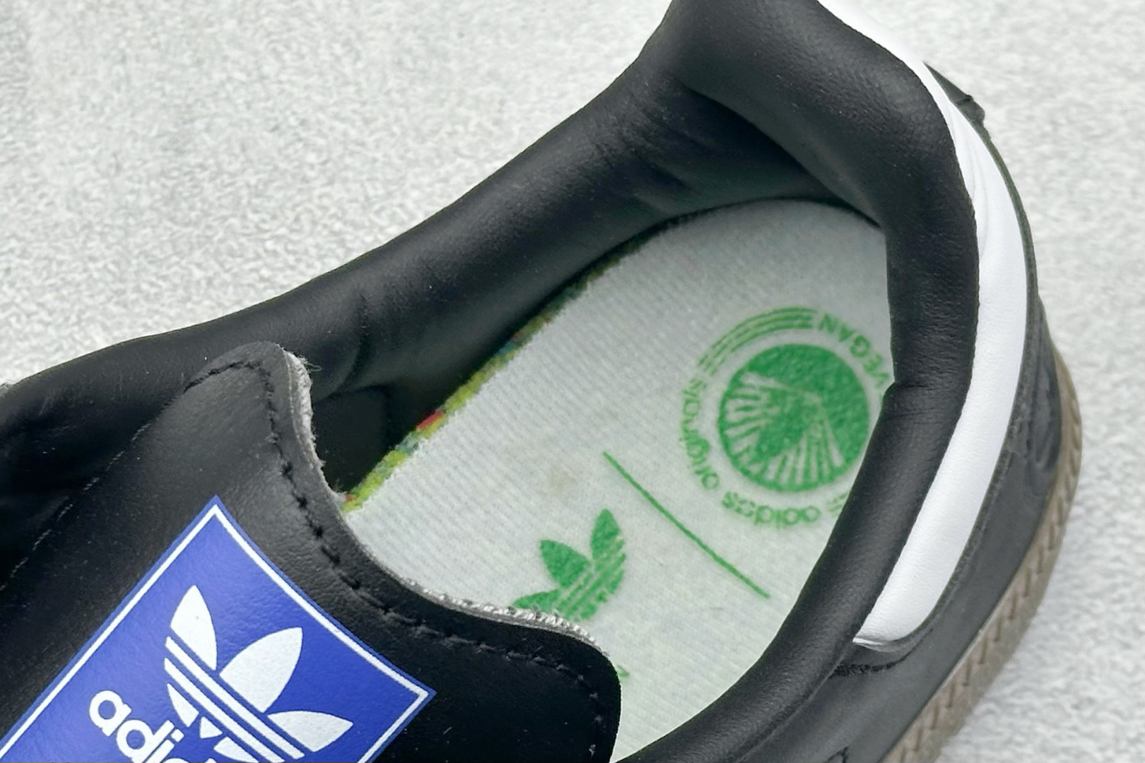 图片[8]-YH长青福利  AD Original Samba OG 复古经典轻便板鞋 带有装饰的超锁缝制和无缝的手感 柔软、柔软的皮革造型和标志性的3条纹完成了精致的外观 正规合身鞋带 鞋面上有绒面鞋垫 橡胶鞋底 享受正畸套筒软感 自50年代首次亮相以来就一直在赢得粉丝的青睐！ 货号：FX9042-选品中心