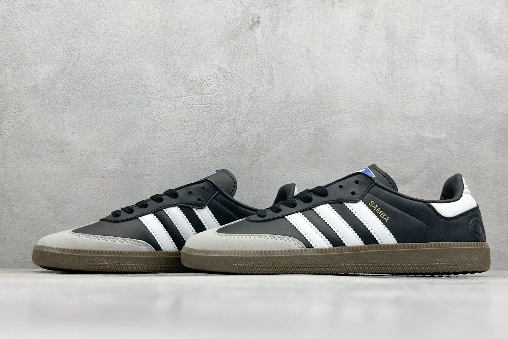 图片[5]-YH长青福利  AD Original Samba OG 复古经典轻便板鞋 带有装饰的超锁缝制和无缝的手感 柔软、柔软的皮革造型和标志性的3条纹完成了精致的外观 正规合身鞋带 鞋面上有绒面鞋垫 橡胶鞋底 享受正畸套筒软感 自50年代首次亮相以来就一直在赢得粉丝的青睐！ 货号：FX9042-选品中心