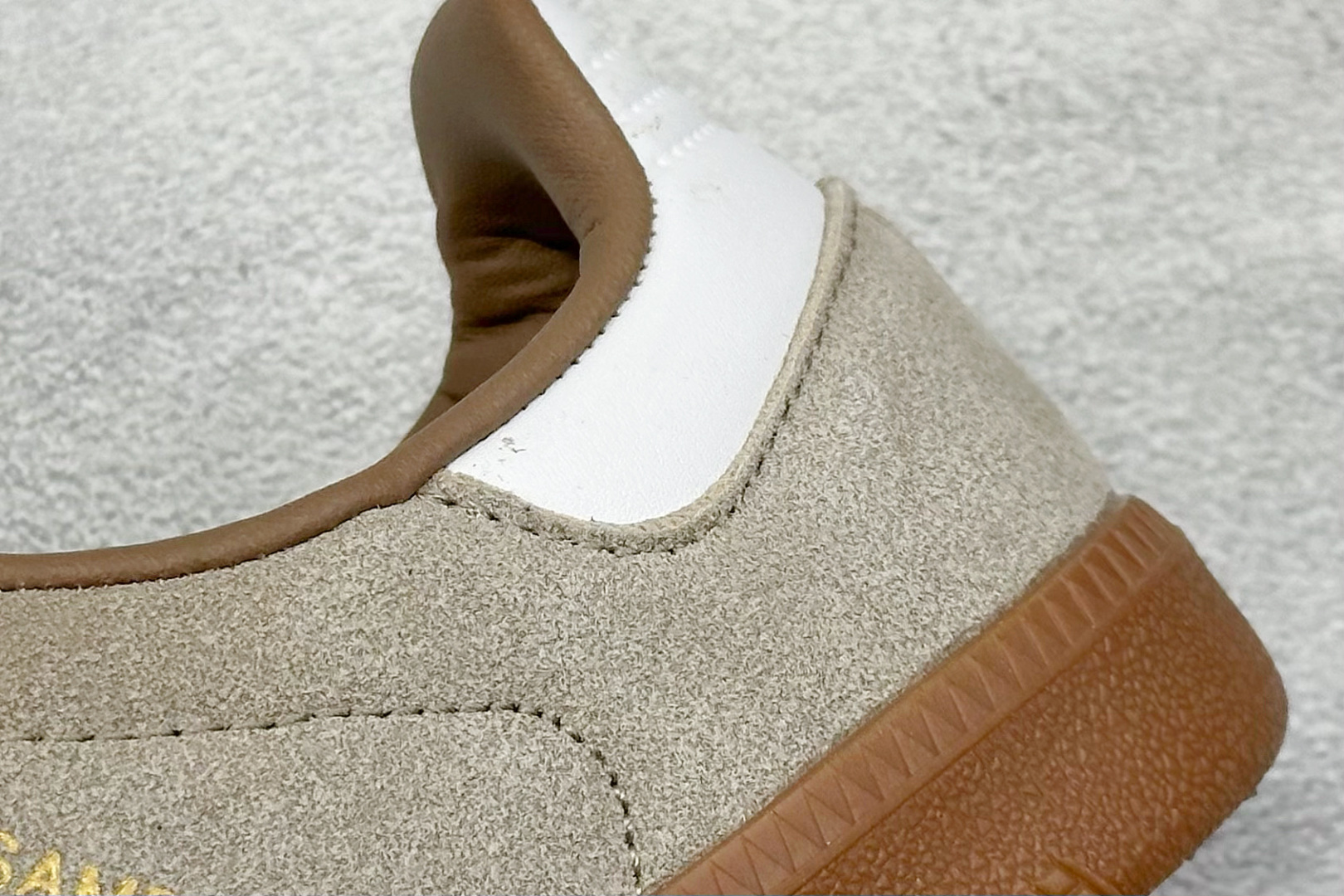 图片[9]-YH长青福利  AD Original Samba OG 复古经典轻便板鞋 带有装饰的超锁缝制和无缝的手感 柔软、柔软的皮革造型和标志性的3条纹完成了精致的外观 正规合身鞋带 鞋面上有绒面鞋垫 橡胶鞋底 享受正畸套筒软感 自50年代首次亮相以来就一直在赢得粉丝的青睐！ 货号：HP7903-选品中心