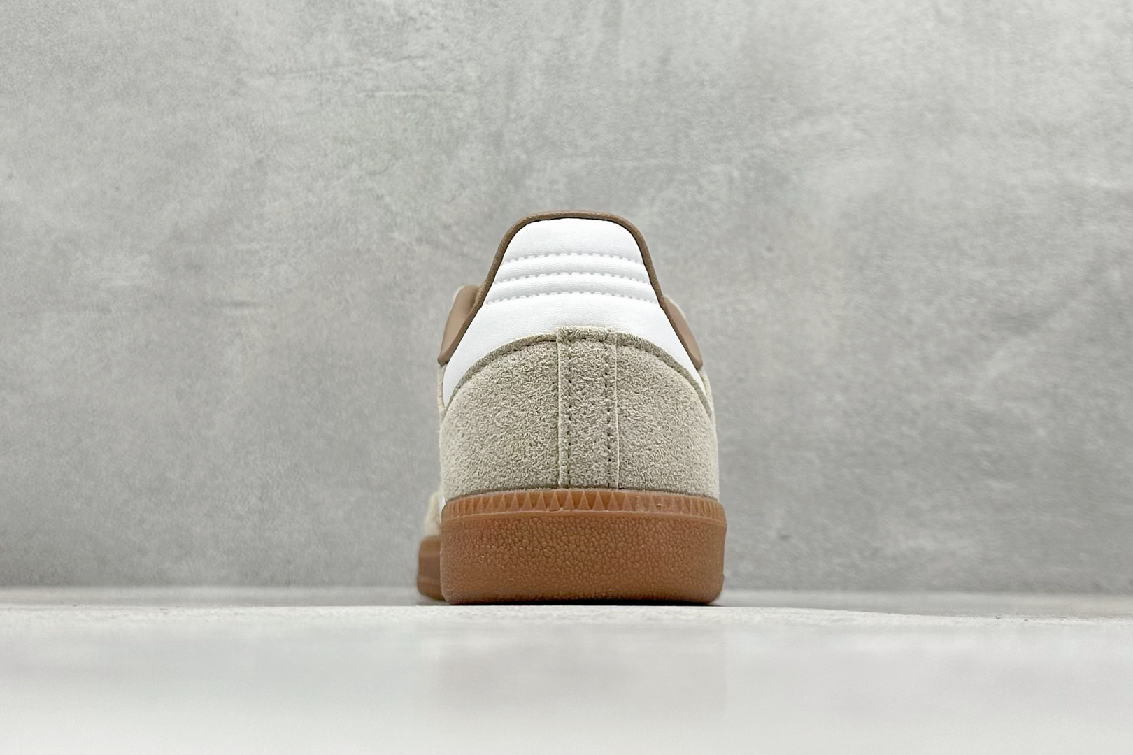 图片[6]-YH长青福利  AD Original Samba OG 复古经典轻便板鞋 带有装饰的超锁缝制和无缝的手感 柔软、柔软的皮革造型和标志性的3条纹完成了精致的外观 正规合身鞋带 鞋面上有绒面鞋垫 橡胶鞋底 享受正畸套筒软感 自50年代首次亮相以来就一直在赢得粉丝的青睐！ 货号：HP7903-选品中心