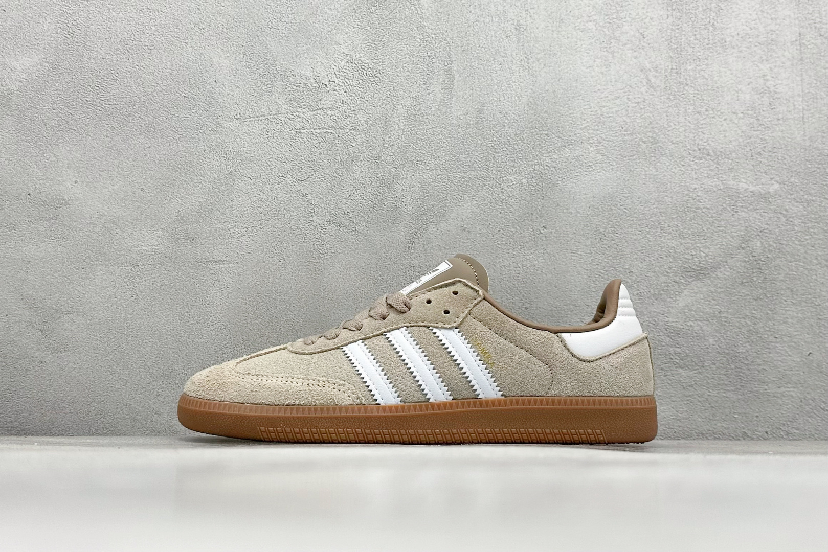 YH长青福利  AD Original Samba OG 复古经典轻便板鞋 带有装饰的超锁缝制和无缝的手感 柔软、柔软的皮革造型和标志性的3条纹完成了精致的外观 正规合身鞋带 鞋面上有绒面鞋垫 橡胶鞋底 享受正畸套筒软感 自50年代首次亮相以来就一直在赢得粉丝的青睐！ 货号：HP7903-选品中心