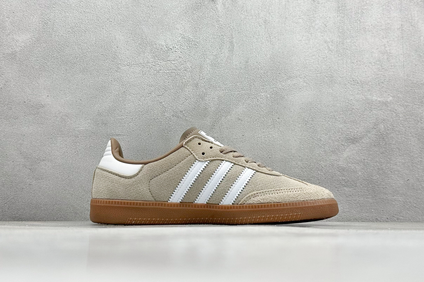 图片[2]-YH长青福利  AD Original Samba OG 复古经典轻便板鞋 带有装饰的超锁缝制和无缝的手感 柔软、柔软的皮革造型和标志性的3条纹完成了精致的外观 正规合身鞋带 鞋面上有绒面鞋垫 橡胶鞋底 享受正畸套筒软感 自50年代首次亮相以来就一直在赢得粉丝的青睐！ 货号：HP7903-选品中心