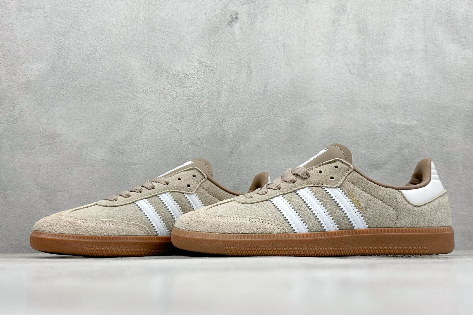 图片[5]-YH长青福利  AD Original Samba OG 复古经典轻便板鞋 带有装饰的超锁缝制和无缝的手感 柔软、柔软的皮革造型和标志性的3条纹完成了精致的外观 正规合身鞋带 鞋面上有绒面鞋垫 橡胶鞋底 享受正畸套筒软感 自50年代首次亮相以来就一直在赢得粉丝的青睐！ 货号：HP7903-选品中心