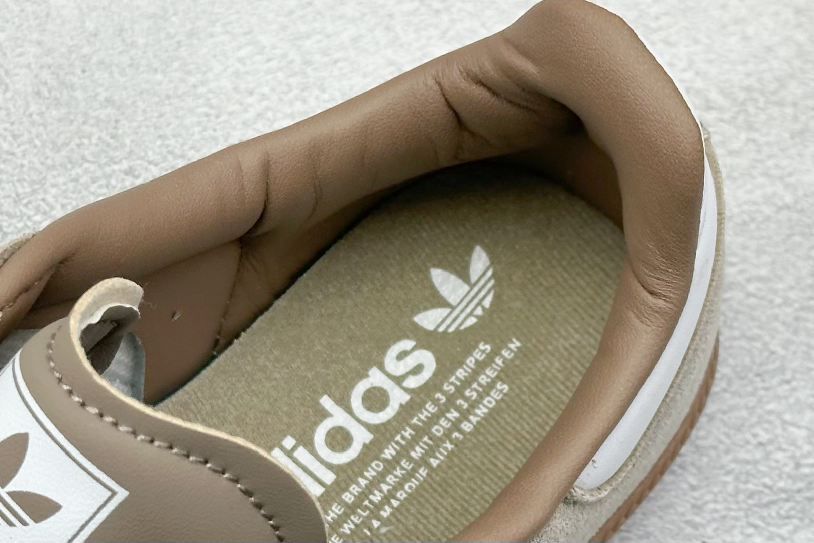 图片[8]-YH长青福利  AD Original Samba OG 复古经典轻便板鞋 带有装饰的超锁缝制和无缝的手感 柔软、柔软的皮革造型和标志性的3条纹完成了精致的外观 正规合身鞋带 鞋面上有绒面鞋垫 橡胶鞋底 享受正畸套筒软感 自50年代首次亮相以来就一直在赢得粉丝的青睐！ 货号：HP7903-选品中心