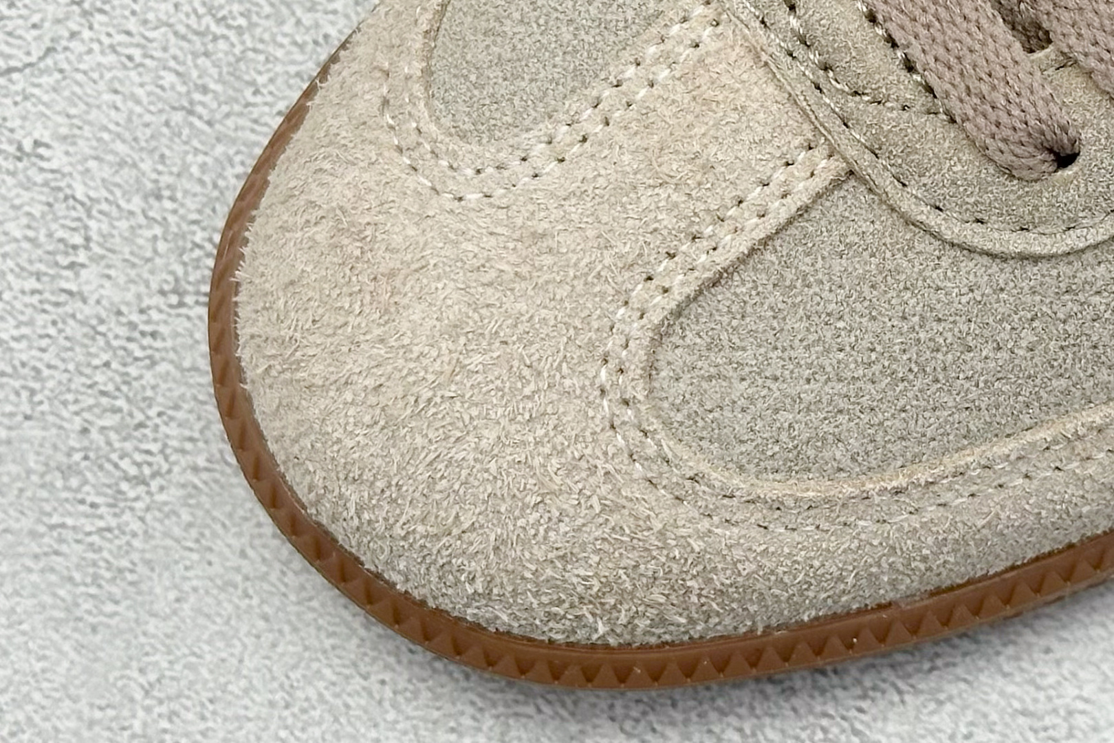 图片[7]-YH长青福利  AD Original Samba OG 复古经典轻便板鞋 带有装饰的超锁缝制和无缝的手感 柔软、柔软的皮革造型和标志性的3条纹完成了精致的外观 正规合身鞋带 鞋面上有绒面鞋垫 橡胶鞋底 享受正畸套筒软感 自50年代首次亮相以来就一直在赢得粉丝的青睐！ 货号：HP7903-选品中心