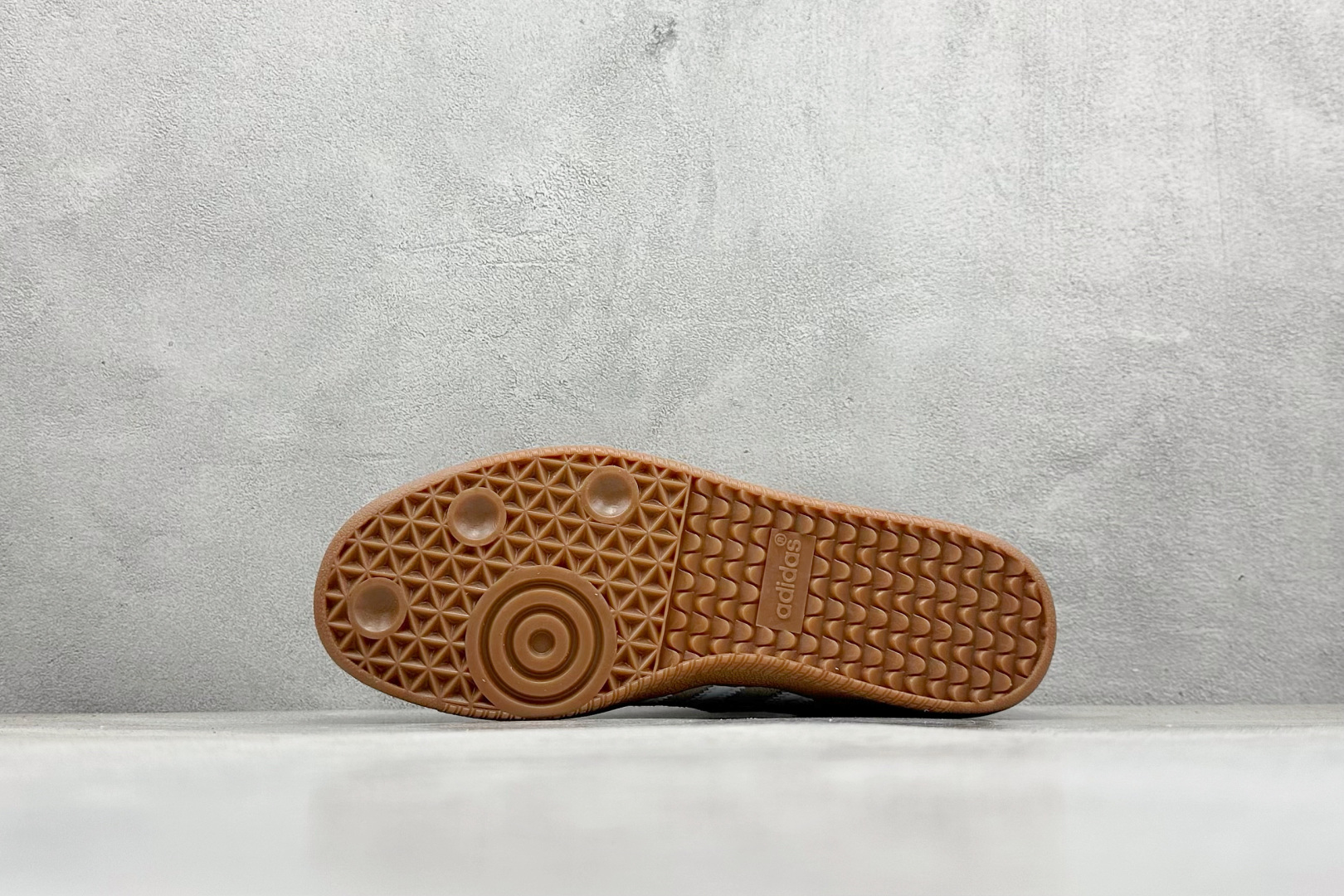 图片[4]-YH长青福利  AD Original Samba OG 复古经典轻便板鞋 带有装饰的超锁缝制和无缝的手感 柔软、柔软的皮革造型和标志性的3条纹完成了精致的外观 正规合身鞋带 鞋面上有绒面鞋垫 橡胶鞋底 享受正畸套筒软感 自50年代首次亮相以来就一直在赢得粉丝的青睐！ 货号：HP7903-选品中心