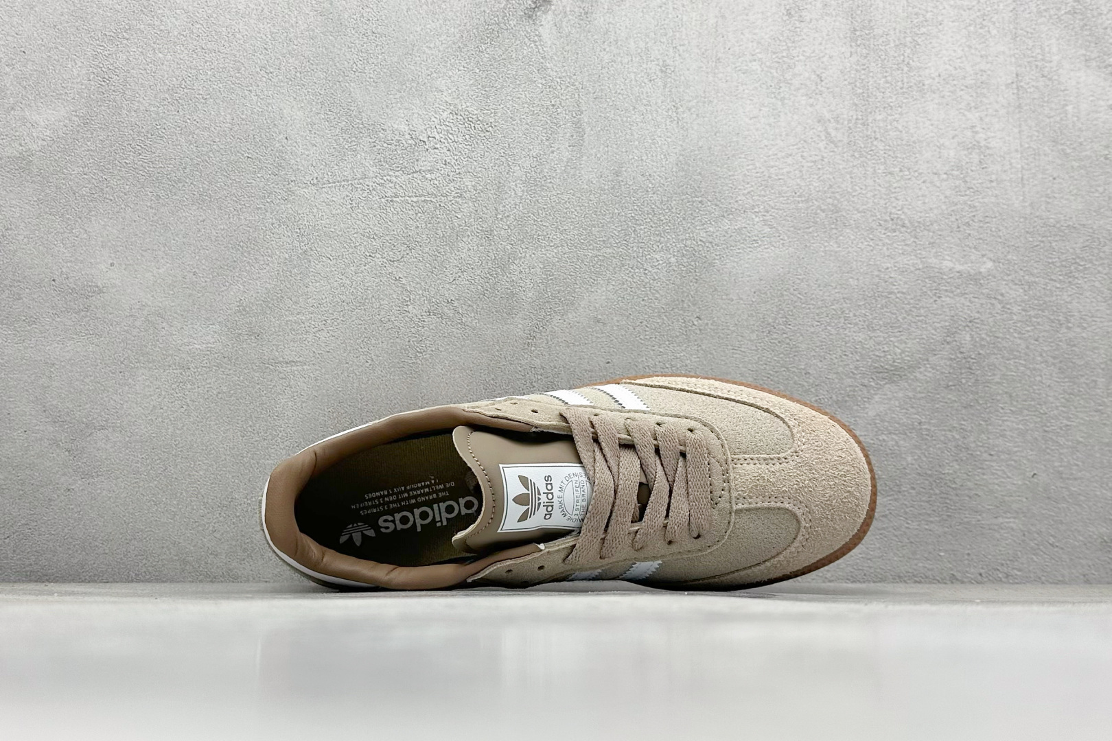 图片[3]-YH长青福利  AD Original Samba OG 复古经典轻便板鞋 带有装饰的超锁缝制和无缝的手感 柔软、柔软的皮革造型和标志性的3条纹完成了精致的外观 正规合身鞋带 鞋面上有绒面鞋垫 橡胶鞋底 享受正畸套筒软感 自50年代首次亮相以来就一直在赢得粉丝的青睐！ 货号：HP7903-选品中心