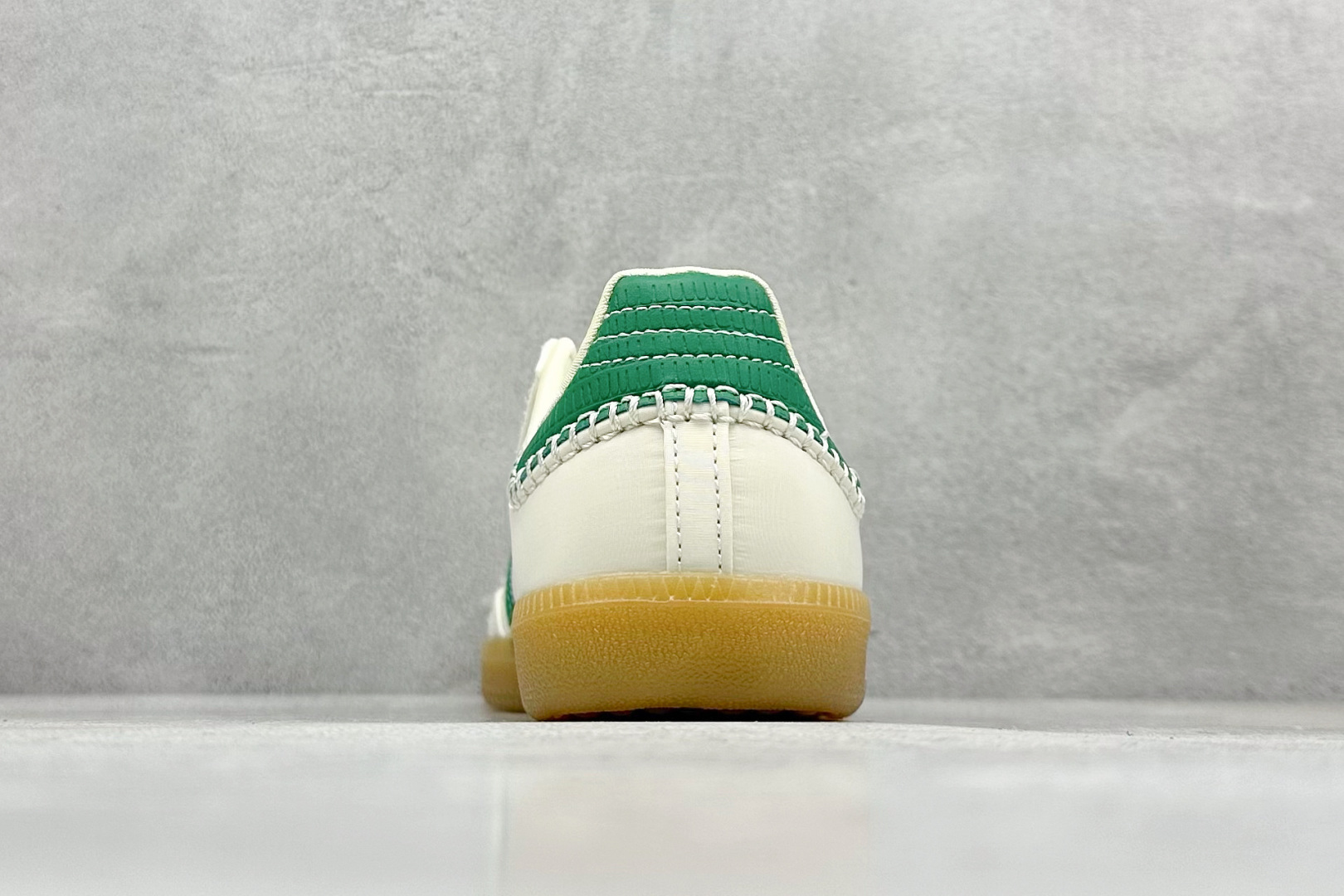 图片[6]-YH长青福利  AD Original Samba OG 复古经典轻便板鞋 带有装饰的超锁缝制和无缝的手感 柔软、柔软的皮革造型和标志性的3条纹完成了精致的外观 正规合身鞋带 鞋面上有绒面鞋垫 橡胶鞋底 享受正畸套筒软感 自50年代首次亮相以来就一直在赢得粉丝的青睐！ 货号：GY4344-选品中心