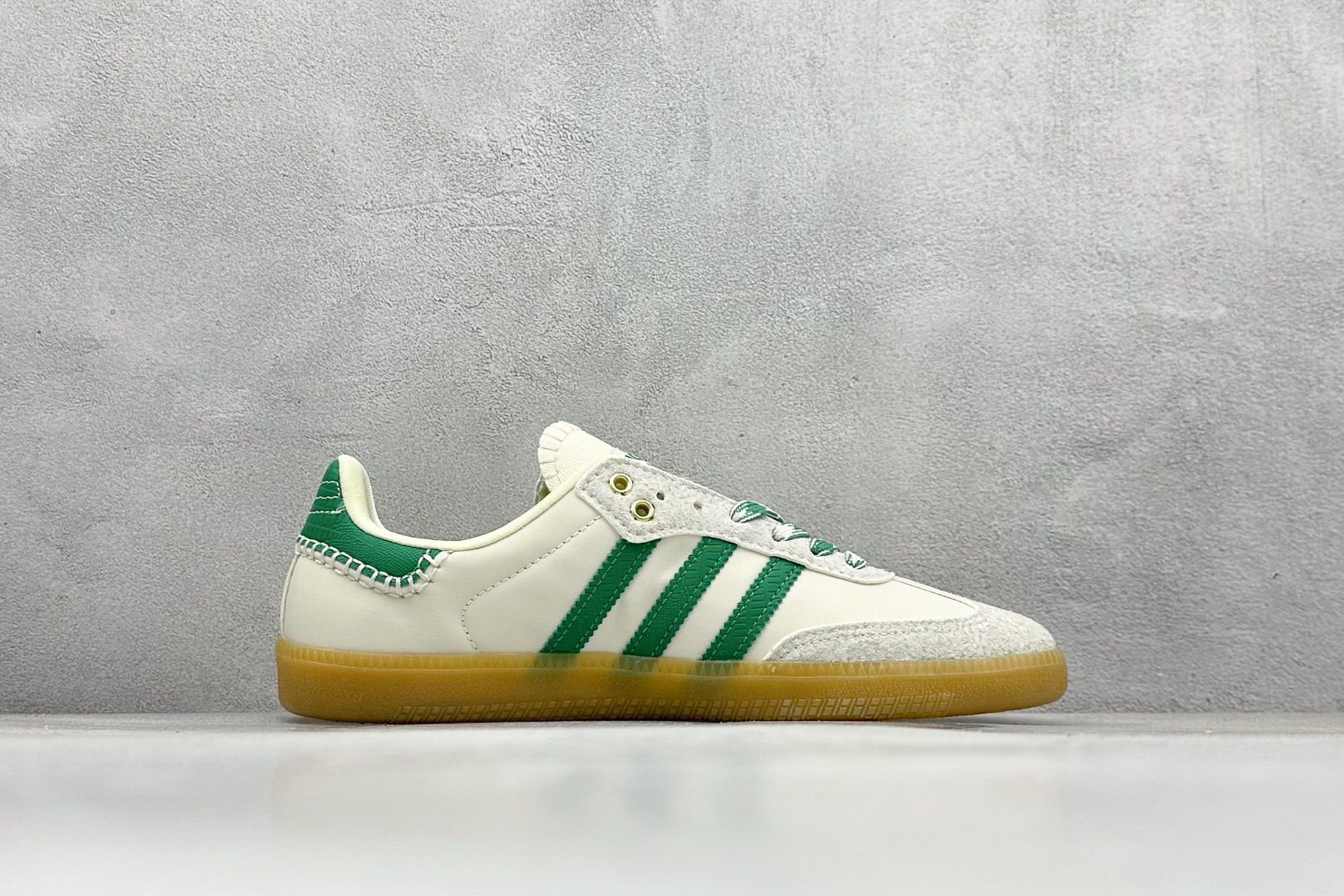 图片[2]-YH长青福利  AD Original Samba OG 复古经典轻便板鞋 带有装饰的超锁缝制和无缝的手感 柔软、柔软的皮革造型和标志性的3条纹完成了精致的外观 正规合身鞋带 鞋面上有绒面鞋垫 橡胶鞋底 享受正畸套筒软感 自50年代首次亮相以来就一直在赢得粉丝的青睐！ 货号：GY4344-选品中心